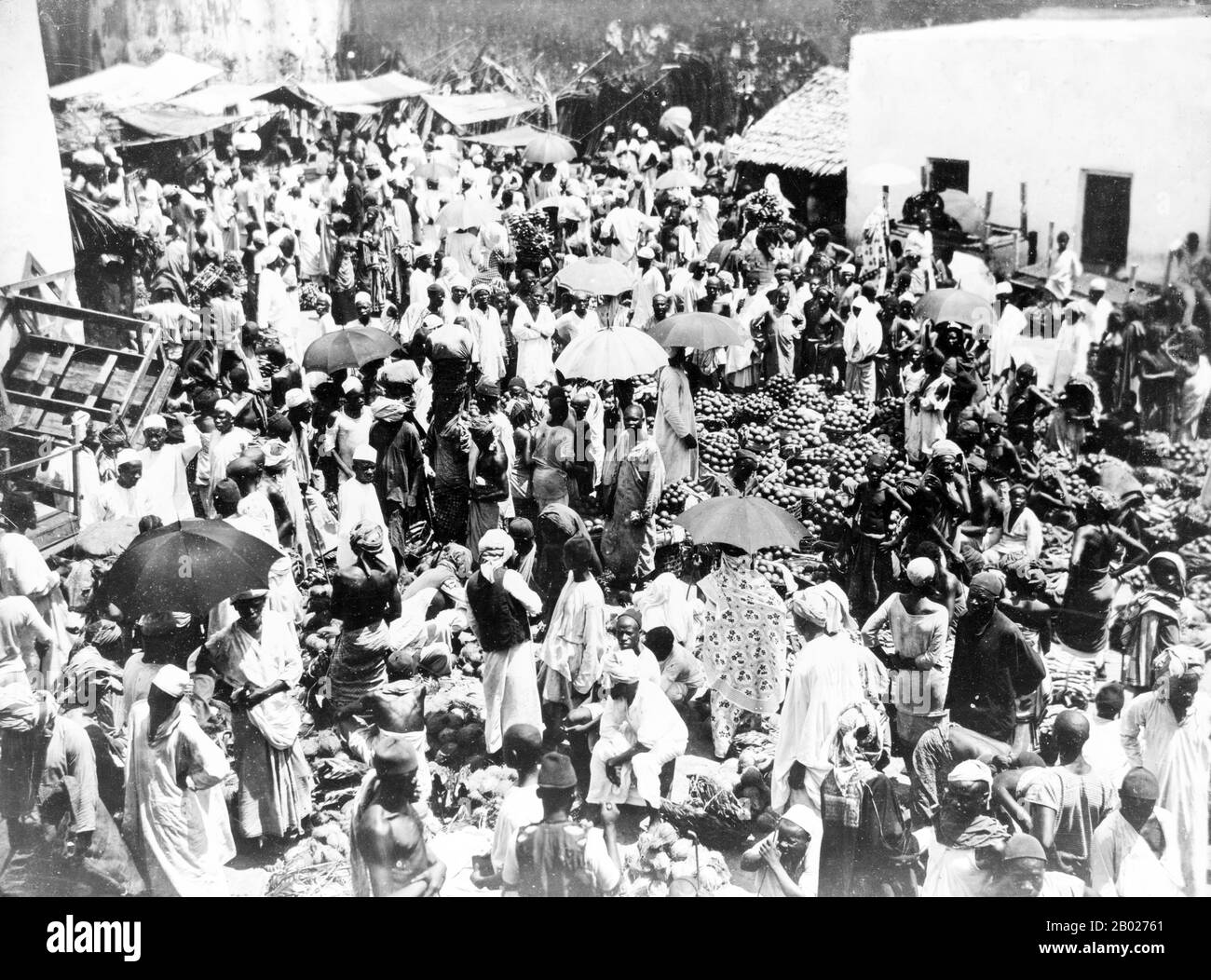 Tanzania/Zanzibar: Un vivace mercato, Stone Town. Foto di Frank G. Carpenter (1855-1924), 1890. Zanzibar è una parte semi-autonoma della Tanzania nell'Africa orientale. È composto dall'arcipelago di Zanzibar nell'Oceano Indiano, 25-50 km (16-31 miglia) al largo della costa continentale, ed è costituito da numerose piccole isole e due grandi: Unguja (l'isola principale, indicata informalmente come Zanzibar), e Pemba. La capitale di Zanzibar, situata sull'isola di Unguja, è Zanzibar City. Il suo centro storico, conosciuto come Stone Town, è un sito Patrimonio dell'Umanità. Foto Stock