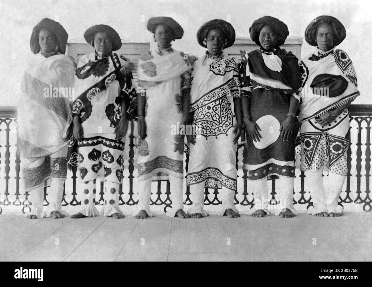 Tanzania/Zanzibar: Servi della principessa Salma di Zanzibar. Donne swahili vestite in alta moda indossando elaborate kanga, fine XIX secolo. Zanzibar è una parte semi-autonoma della Tanzania nell'Africa orientale. È composto dall'arcipelago di Zanzibar nell'Oceano Indiano, 25-50 km (16-31 miglia) al largo della costa continentale, ed è costituito da numerose piccole isole e due grandi: Unguja (l'isola principale, indicata informalmente come Zanzibar), e Pemba. La capitale di Zanzibar, situata sull'isola di Unguja, è Zanzibar City. Il suo centro storico, conosciuto come Stone Town, è un sito Patrimonio dell'Umanità. Foto Stock