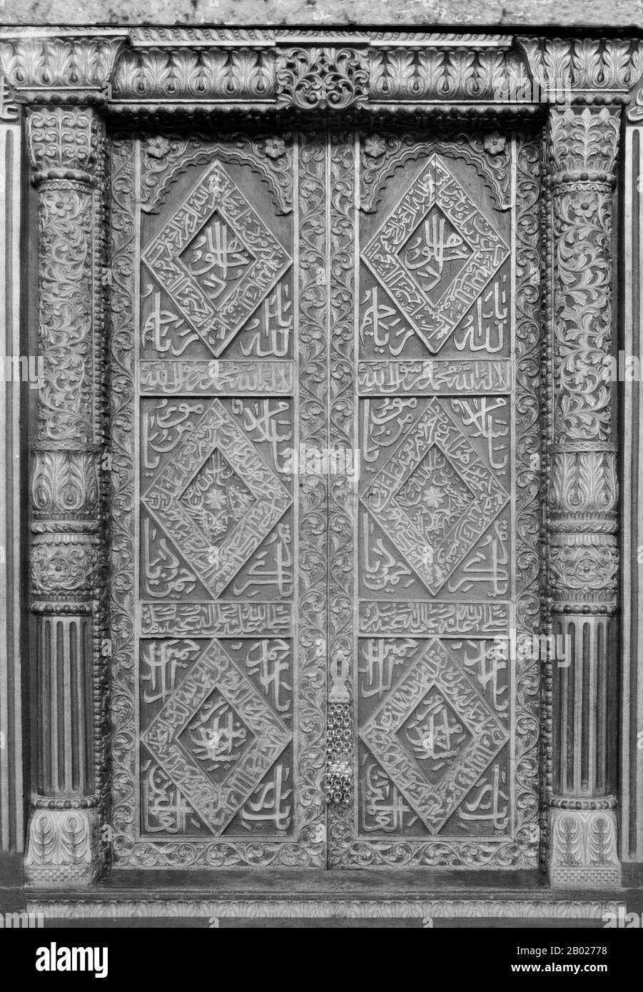 Tanzania/Zanzibar: Una porta ornata nel Palazzo del Sultano decorata con la shahada o dichiarazione di fede islamica, 1936. Zanzibar è una parte semi-autonoma della Tanzania nell'Africa orientale. È composto dall'arcipelago di Zanzibar nell'Oceano Indiano, 25-50 km (16-31 miglia) al largo della costa continentale, ed è costituito da numerose piccole isole e due grandi: Unguja (l'isola principale, indicata informalmente come Zanzibar) e Pemba. La capitale di Zanzibar, situata sull'isola di Unguja, è Zanzibar City. Il suo centro storico, conosciuto come Stone Town, è un sito Patrimonio dell'Umanità. Foto Stock