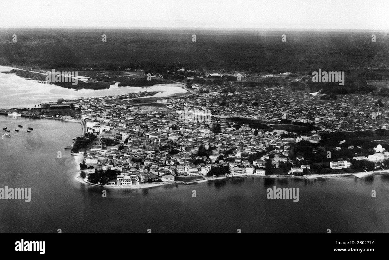 Tanzania/Zanzibar: Vista aerea di Stone Town, inizio del XX secolo. Zanzibar è una parte semi-autonoma della Tanzania nell'Africa orientale. È composto dall'arcipelago di Zanzibar nell'Oceano Indiano, 25-50 km (16-31 miglia) al largo della costa continentale, ed è costituito da numerose piccole isole e due grandi: Unguja (l'isola principale, indicata informalmente come Zanzibar) e Pemba. La capitale di Zanzibar, situata sull'isola di Unguja, è Zanzibar City. Il suo centro storico, noto come Stone Town, è un sito Patrimonio dell'Umanità ed è considerato l'unica città antica funzionante dell'Africa orientale. Foto Stock