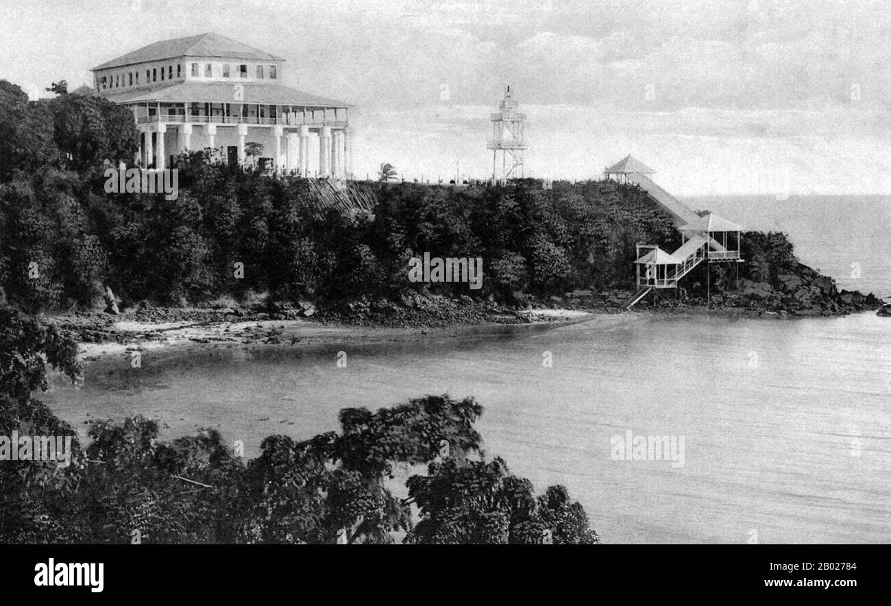 Tanzania/Zanzibar: Palazzo Chukwani, costruito durante il regno del sultano Ali bin Hamud (1902-1911). Zanzibar è una parte semi-autonoma della Tanzania nell'Africa orientale. È composto dall'arcipelago di Zanzibar nell'Oceano Indiano, 25-50 km (16-31 miglia) al largo della costa continentale, ed è costituito da numerose piccole isole e due grandi: Unguja (l'isola principale, indicata informalmente come Zanzibar) e Pemba. La capitale di Zanzibar, situata sull'isola di Unguja, è Zanzibar City. Il suo centro storico, conosciuto come Stone Town, è un sito Patrimonio dell'Umanità. Foto Stock