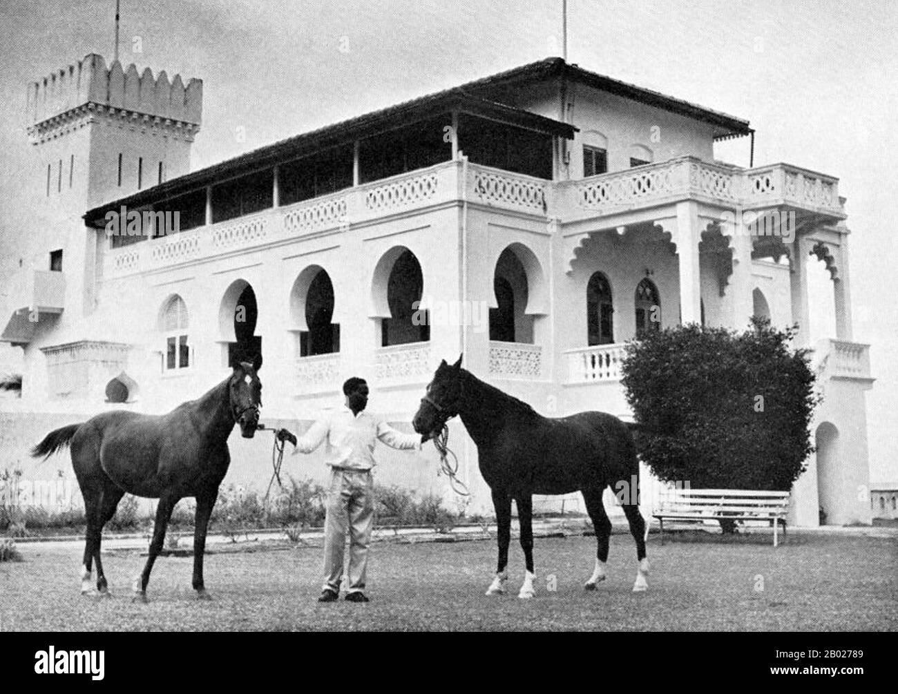 Tanzania/Zanzibar: Due dei cavalli del sultano, 1959. Zanzibar è una parte semi-autonoma della Tanzania nell'Africa orientale. È composto dall'arcipelago di Zanzibar nell'Oceano Indiano, 25-50 km (16-31 miglia) al largo della costa continentale, ed è costituito da numerose piccole isole e due grandi: Unguja (l'isola principale, indicata informalmente come Zanzibar) e Pemba. La capitale di Zanzibar, situata sull'isola di Unguja, è Zanzibar City. Il suo centro storico, conosciuto come Stone Town, è un sito Patrimonio dell'Umanità. Foto Stock