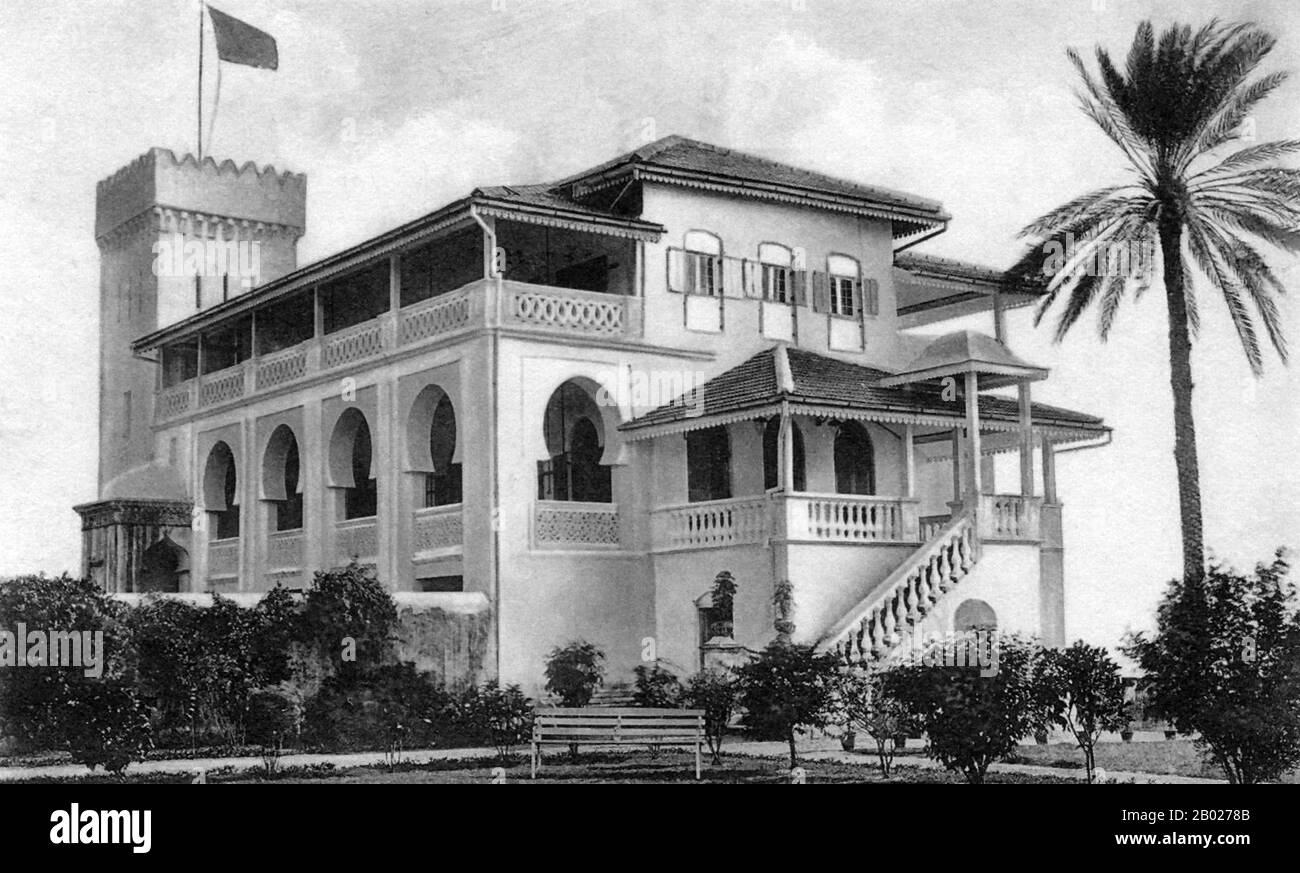 Tanzania/Zanzibar: Palazzo Kibweni, costruito nel 1915 durante il regno del sultano Khalifa bin Harub (1911-1960), 1934. Zanzibar è una parte semi-autonoma della Tanzania nell'Africa orientale. È composto dall'arcipelago di Zanzibar nell'Oceano Indiano, 25-50 km (16-31 miglia) al largo della costa continentale, ed è costituito da numerose piccole isole e due grandi: Unguja (l'isola principale, indicata informalmente come Zanzibar) e Pemba. La capitale di Zanzibar, situata sull'isola di Unguja, è Zanzibar City. Il suo centro storico, conosciuto come Stone Town, è un sito Patrimonio dell'Umanità. Foto Stock