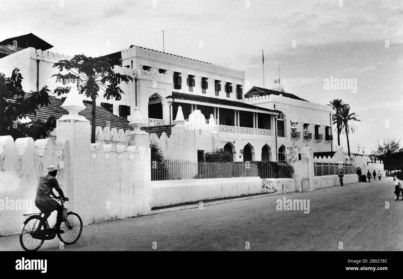 Tanzania/Zanzibar: L'ex Palazzo del Sultano, ora Museo del Palazzo. Cartolina, metà del XX secolo. Zanzibar è una parte semi-autonoma della Tanzania nell'Africa orientale. È composto dall'arcipelago di Zanzibar nell'Oceano Indiano, 25-50 km (16-31 miglia) al largo della costa continentale, ed è costituito da numerose piccole isole e due grandi: Unguja (l'isola principale, indicata informalmente come Zanzibar) e Pemba. La capitale di Zanzibar, situata sull'isola di Unguja, è Zanzibar City. Il suo centro storico, conosciuto come Stone Town, è un sito Patrimonio dell'Umanità. Foto Stock