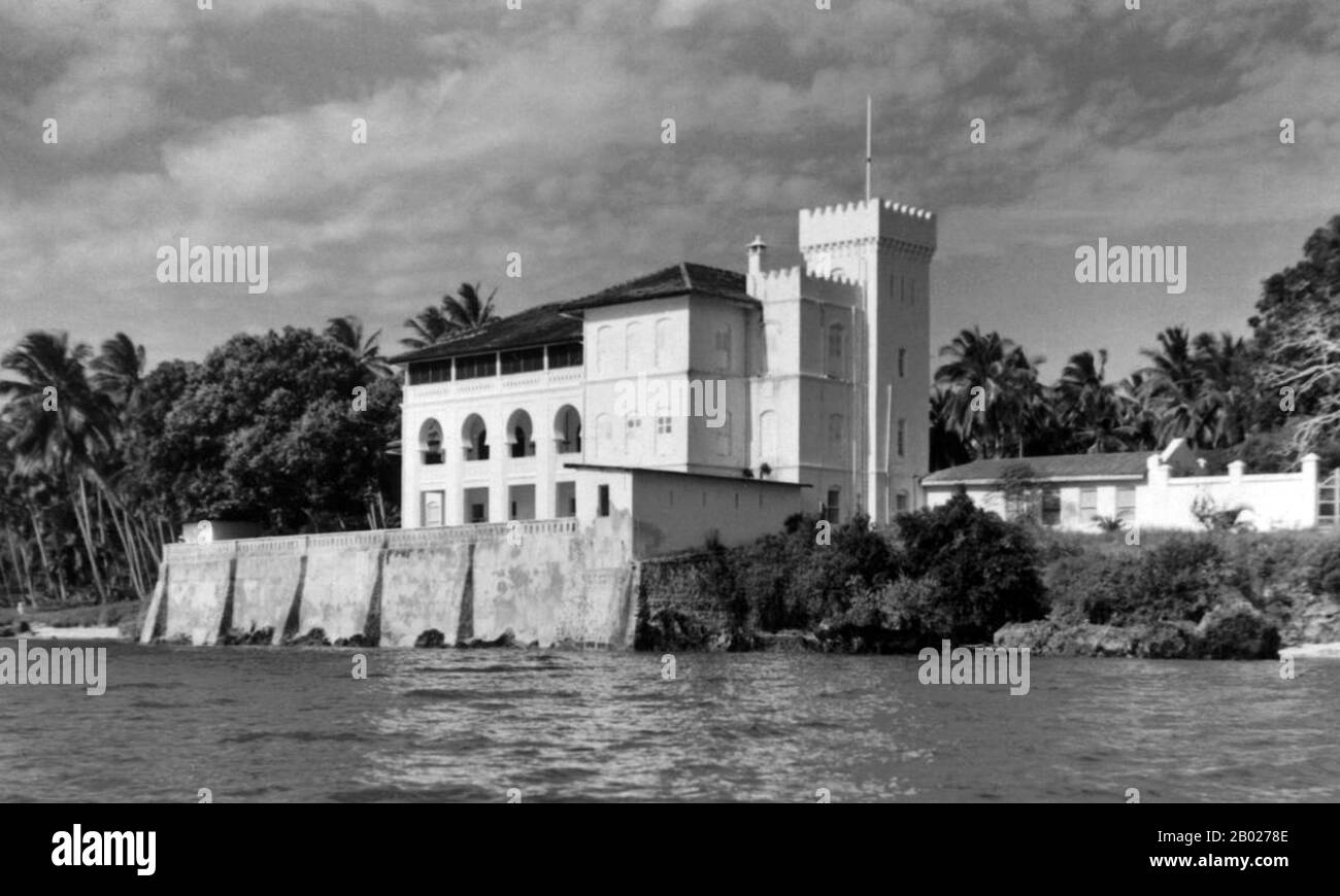 Tanzania/Zanzibar: Palazzo Kibweni, costruito nel 1915 durante il regno del sultano Khalifa bin Harub (1911-1960), 1934. Zanzibar è una parte semi-autonoma della Tanzania nell'Africa orientale. È composto dall'arcipelago di Zanzibar nell'Oceano Indiano, 25-50 km (16-31 miglia) al largo della costa continentale, ed è costituito da numerose piccole isole e due grandi: Unguja (l'isola principale, indicata informalmente come Zanzibar) e Pemba. La capitale di Zanzibar, situata sull'isola di Unguja, è Zanzibar City. Il suo centro storico, conosciuto come Stone Town, è un sito Patrimonio dell'Umanità. Foto Stock