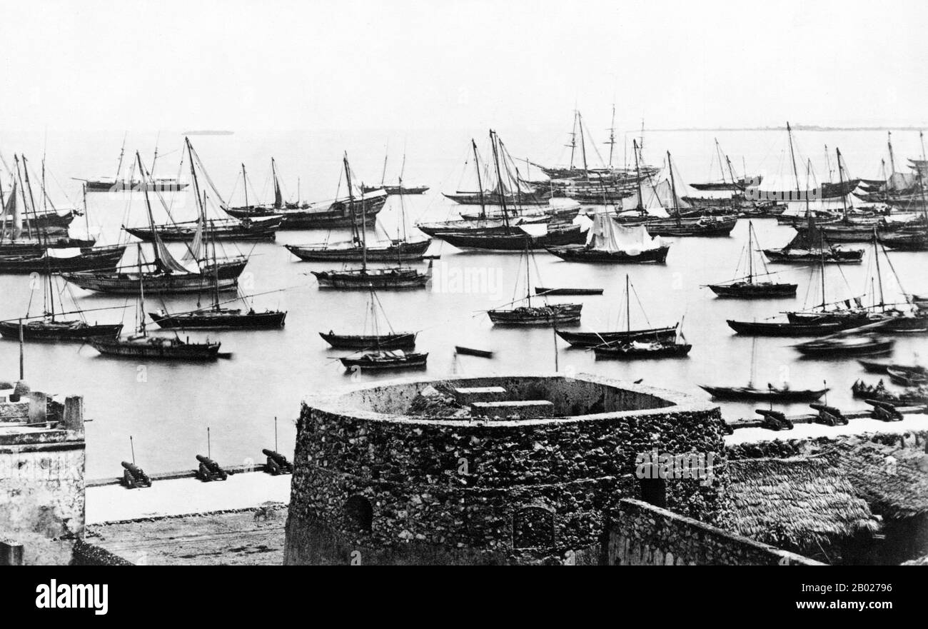 Tanzania/Zanzibar: Dhows nel porto di Zanzibar, c. 1875. Zanzibar è una parte semi-autonoma della Tanzania nell'Africa orientale. È composto dall'arcipelago di Zanzibar nell'Oceano Indiano, 25-50 km (16-31 miglia) al largo della costa continentale, ed è costituito da numerose piccole isole e due grandi: Unguja (l'isola principale, indicata informalmente come Zanzibar), e Pemba. La capitale di Zanzibar, situata sull'isola di Unguja, è Zanzibar City. Il suo centro storico, noto come Stone Town, è un sito Patrimonio dell'Umanità ed è considerato l'unica città antica funzionante dell'Africa orientale. Foto Stock