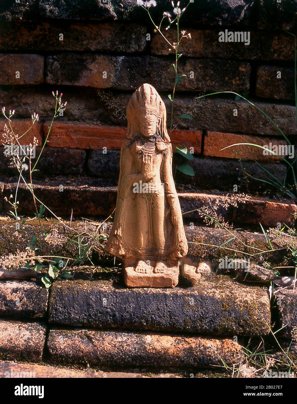 Wat Sang Ka, conosciuto anche come Wat Sang Ka Ram, si pensa che sia stato fondato nel 14th o 15th secolo CE. Fu scavato e restaurato dal Dipartimento di Belle Arti nel 1983-85. I manufatti trovati durante lo scavo includono ceramiche provenienti da forni a San Kamphaeng, Vien Ka Long e Sri Satchanalai. Un'immagine bronzea di Chiang Saen Buddha e le compresse di Haripunchai Buddha sono state anche scoperte, insieme a frammenti di altre immagini di Buddha in entrambi gli stili Lan Na e Sukhothai. Chiang mai, a volte scritto come 'Chiengmai' o 'Chiangmai', è la città più grande e culturalmente significativa nel nord della Thailandia Foto Stock