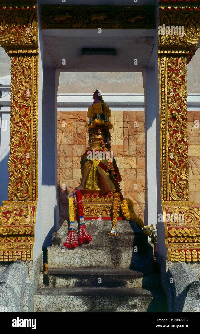 Il re Mangrai (1239-1311) fu il re 25th di Ngoen Yang (r.1261-1296) e il primo re di Chiang mai (r.1296-1311), capitale del regno Lanna (1296-1558). Wat Phra Singh o per dargli il suo nome completo, Wat Phra Singh Woramahavihavharn, è stato costruito intorno al 1345 dal re Phayu, 5th re della Dinastia Mangrai. Foto Stock