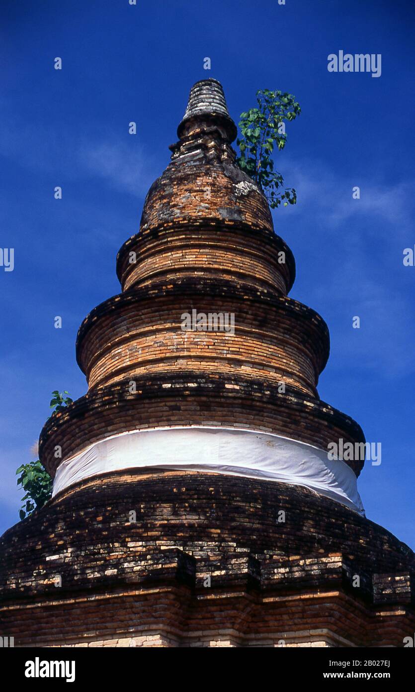 Thailandia: Chedi at Wat Lao Hsiang, Rat Chiang Saen Soi 2, Chiang mai. Chiang mai, a volte scritta come 'Chiengmai' o 'Chiangmai', è la città più grande e culturalmente significativa nel nord della Thailandia ed è la capitale della provincia di Chiang mai. Si trova a 700 km (435 miglia) a nord di Bangkok, tra le montagne più alte del paese. La città si trova sul fiume Ping, uno dei principali affluenti del fiume Chao Phraya. Re Mengrai fondò la città di Chiang mai (che significa "città nuova") nel 1296, e succedette a Chiang Rai come capitale del regno di Lanna. Il sovrano era conosciuto come Chao. Foto Stock