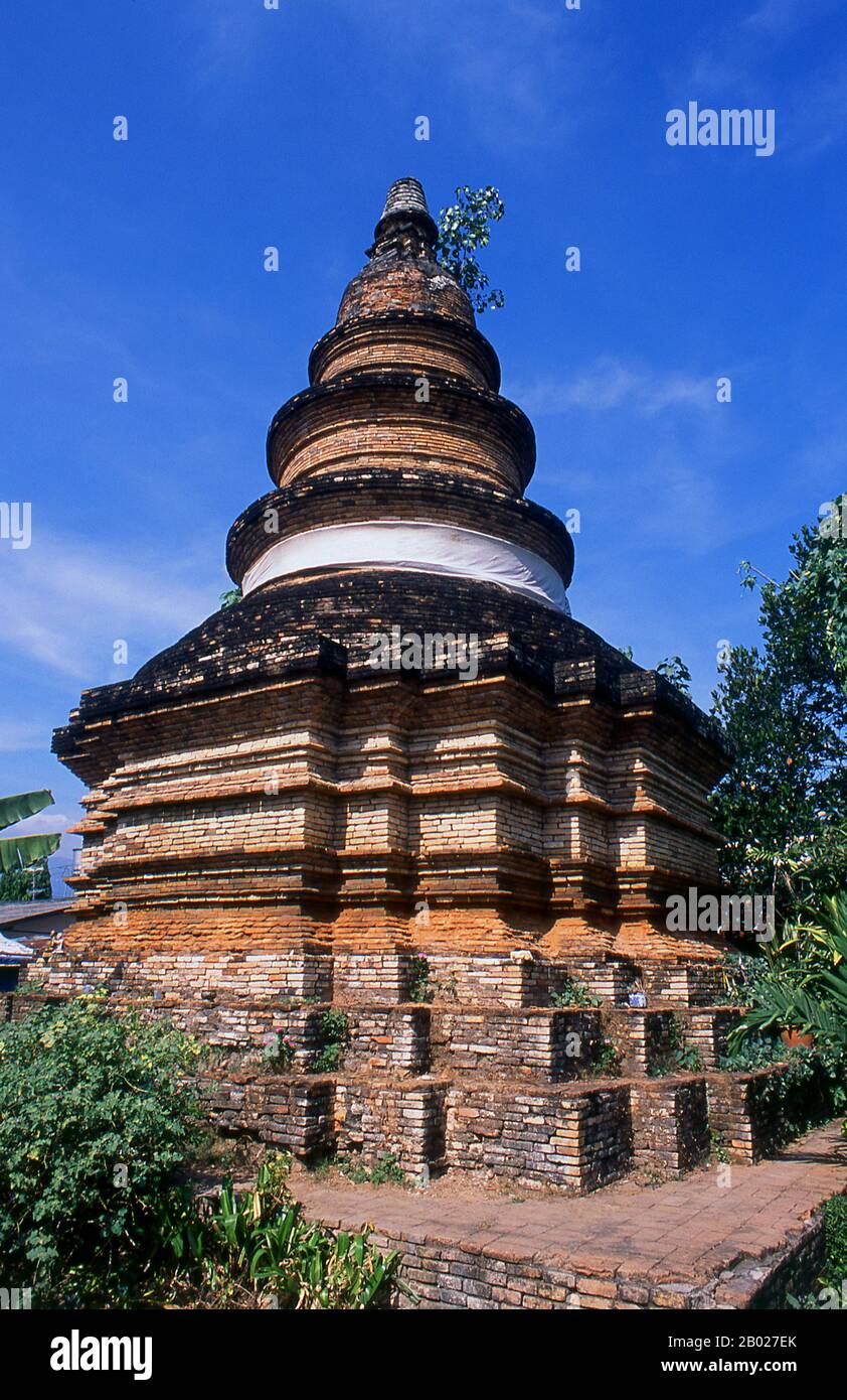 Thailandia: Chedi at Wat Lao Hsiang, Rat Chiang Saen Soi 2, Chiang mai. Chiang mai, a volte scritta come 'Chiengmai' o 'Chiangmai', è la città più grande e culturalmente significativa nel nord della Thailandia ed è la capitale della provincia di Chiang mai. Si trova a 700 km (435 miglia) a nord di Bangkok, tra le montagne più alte del paese. La città si trova sul fiume Ping, uno dei principali affluenti del fiume Chao Phraya. Re Mengrai fondò la città di Chiang mai (che significa "città nuova") nel 1296, e succedette a Chiang Rai come capitale del regno di Lanna. Il sovrano era conosciuto come Chao. Foto Stock