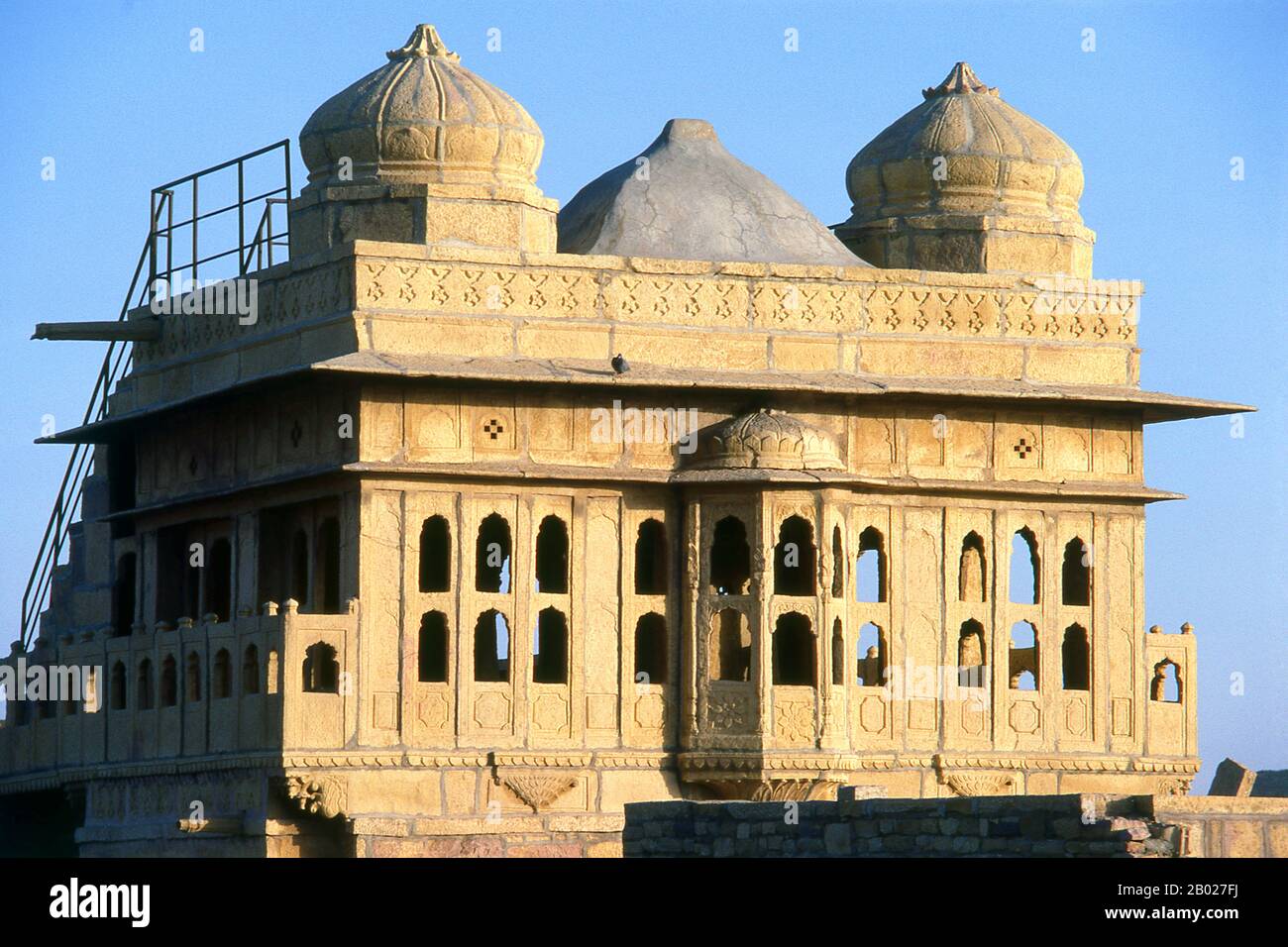 La maggior parte degli abitanti di Jaisalmer sono Bhati Rajputs, che prendono il loro nome da un antenato chiamato Bhatti, un guerriero rinomato quando la tribù erano ancora situati nel Punjab. Poco dopo questo il clan fu guidato verso sud, e trovò un rifugio nel deserto indiano, che d'ora in poi era la sua casa. Deoraj, un principe del clan Bhati, si crede sia il vero fondatore della dinastia Jaisalmer. Nel 1156 Rawal Jaisal, la sesta in successione da Deoraj, fondò il forte e la città di Jaisalmer, e lo fece la sua capitale quando si trasferì dalla sua ex capitale a Lodhruva (situata circa 15 km al n Foto Stock