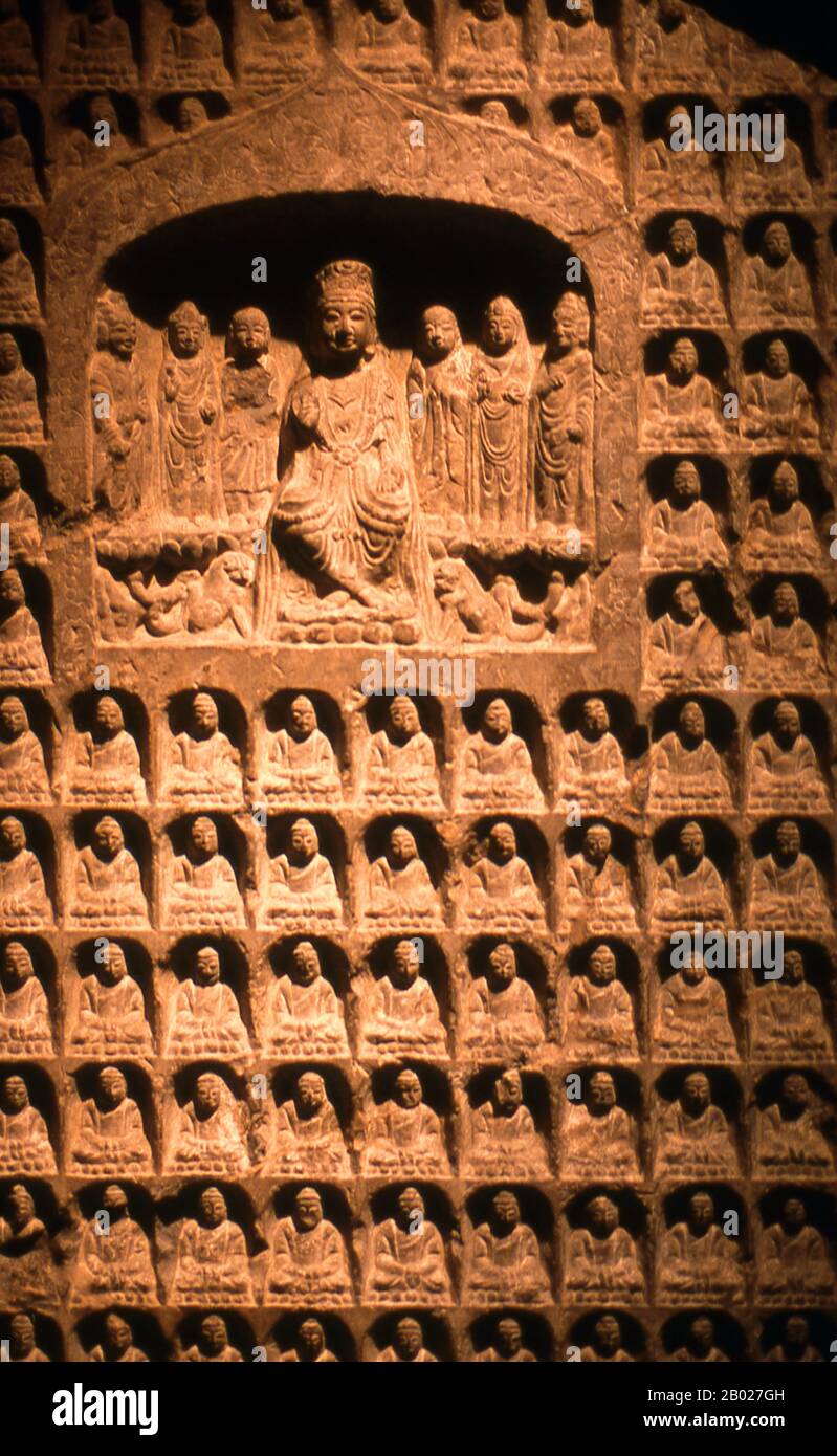 Stelae (cinese: 碑; pinyin: Béi) sono stati il principale mezzo di iscrizione in pietra in Cina dalla dinastia Tang (618 - 907 CE). Le stele cinesi sono generalmente tavolette di pietra rettangolari su cui i caratteri cinesi sono intagliati intaglio con un testo funerario, commemorativo o edificante. Possono commemorare scrittori e funzionari di talento, scrivere poesie, ritratti o mappe, e spesso contengono la calligrafia di famose figure storiche. Foto Stock