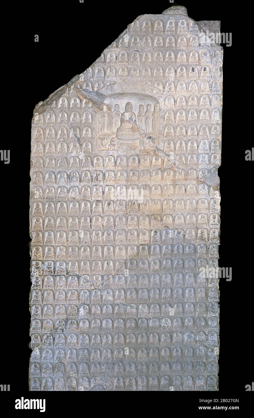 Stelae (cinese: 碑; pinyin: Béi) sono stati il principale mezzo di iscrizione in pietra in Cina dalla dinastia Tang (618 - 907 CE). Le stele cinesi sono generalmente tavolette di pietra rettangolari su cui i caratteri cinesi sono intagliati intaglio con un testo funerario, commemorativo o edificante. Possono commemorare scrittori e funzionari di talento, scrivere poesie, ritratti o mappe, e spesso contengono la calligrafia di famose figure storiche. Foto Stock