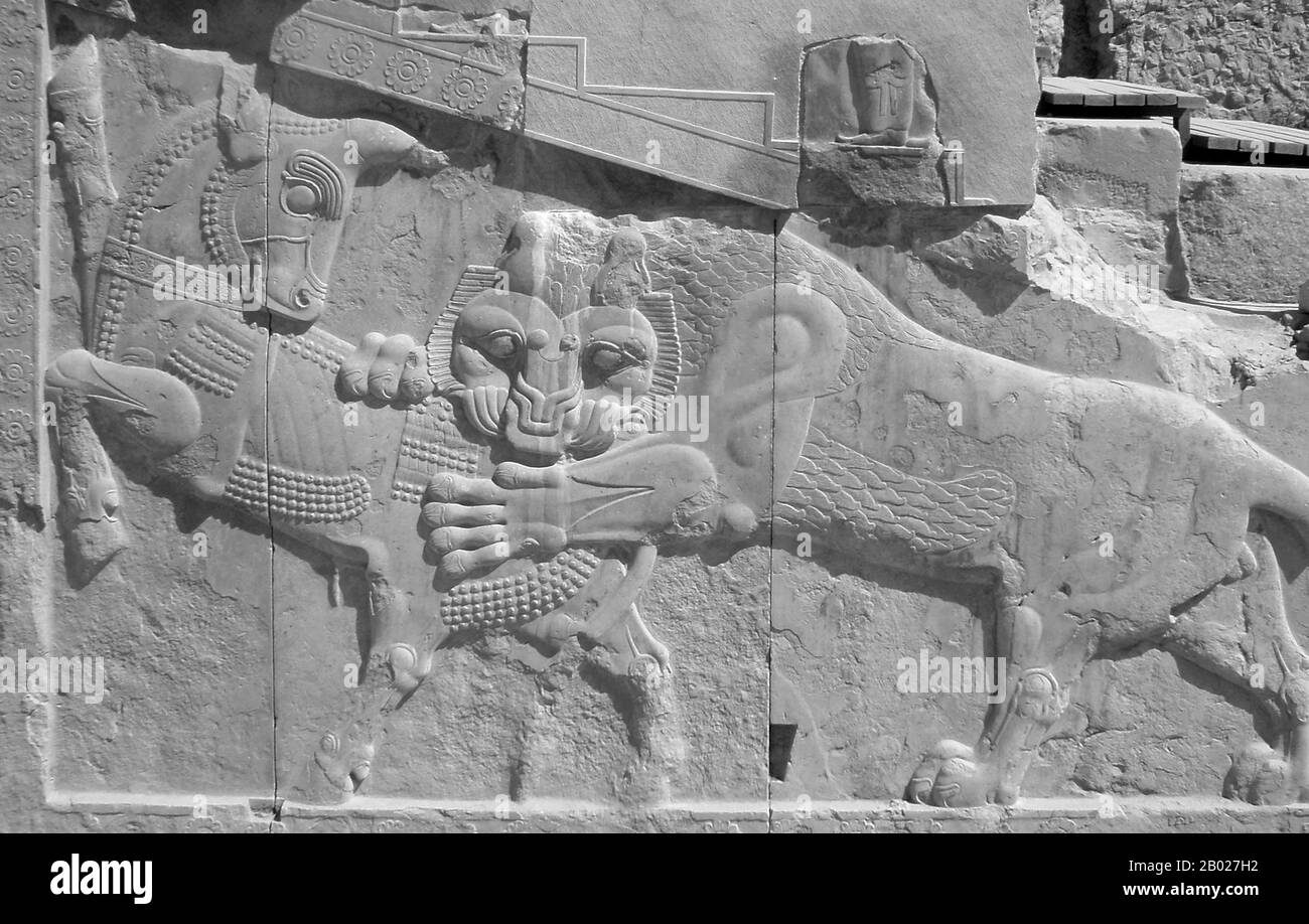 Iran/Persia: Rappresentazione di Angra Mainyu (Ahriman) che uccide il toro primordiale. Bassorilievo, Persepoli, IV secolo a.C. Foto di Anatoly Terentiev/Ipaat (licenza CC BY-SA 3,0). Angra Mainyu è il nome in lingua avestica dell'ipostasi dello spirito distruttivo dello zoroastrismo. L'equivalente medio persiano è Ahriman. Foto Stock
