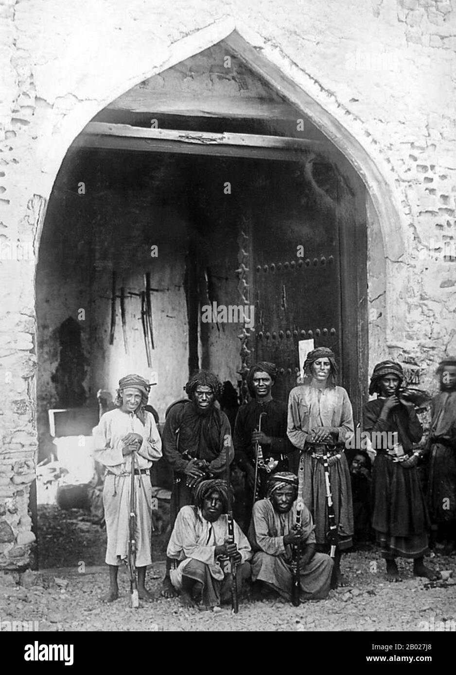 Muscat (arabo: مسقط, Masqaṭ) è la capitale dell'Oman. È anche la sede del governo e la più grande città nel Governatorato di Muscat. Conosciuto fin dai primi anni del 1st secolo come un importante porto commerciale tra l'ovest e l'est, Muscat fu governato da varie tribù indigene, nonché da potenze straniere come i Persiani e l'Impero Portoghese in vari punti della sua storia. Una potenza militare regionale nel 18th secolo, l'influenza di Muscat si estese fino all'Africa orientale e a Zanzibar. Come importante città portuale nel Golfo di Oman, Muscat attirò commercianti e coloni stranieri come Foto Stock