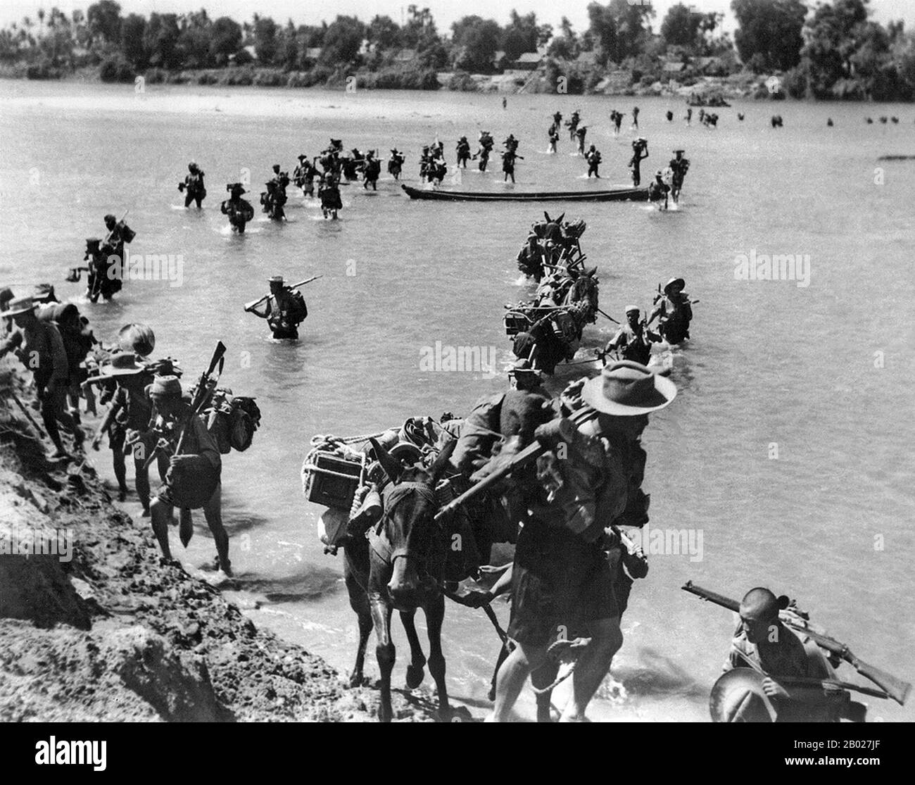 Birmania/Myanmar: Gurkha Rifles dell'esercito indiano britannico che attraversa il fiume Irrawaddy il 27 gennaio 1945. La campagna della Birmania nel teatro del Sud-Est asiatico della seconda guerra mondiale fu combattuta principalmente tra le forze del Commonwealth britannico, cinesi e statunitensi contro le forze dell'Impero del Giappone, che furono assistite in una certa misura dalla Thailandia, dall'Esercito d'indipendenza birmano e dall'Esercito Nazionale Indiano. Le forze terrestri del Commonwealth britannico erano attratte principalmente dal Regno Unito, dall'India britannica e dall'Africa. Foto Stock