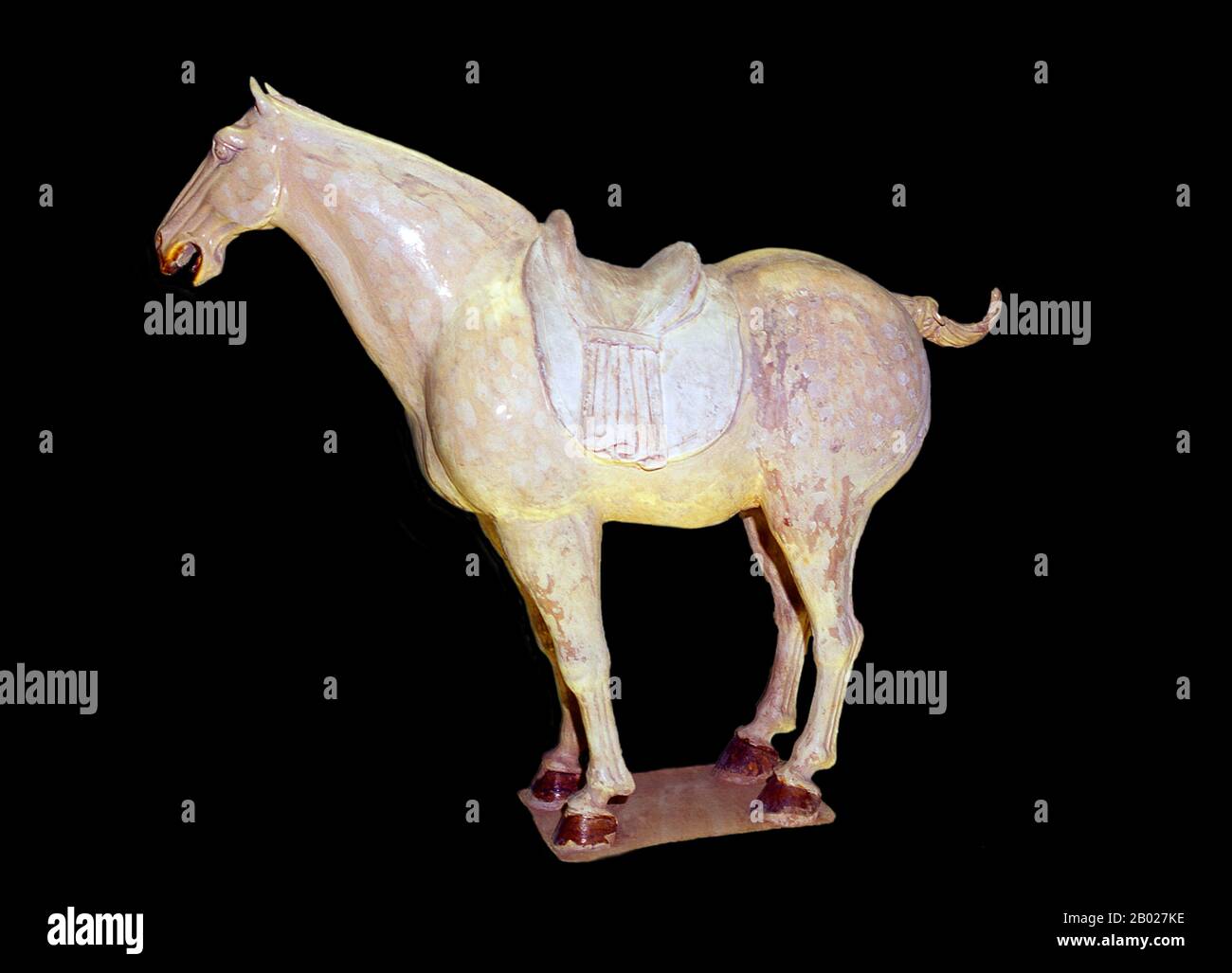 Cina: Cavallo in ceramica smaltata, Dinastia Tang (618-907 CE), Museo di Shanghai, Shanghai. La dinastia Tang (18 giugno 618 - 1 giugno 907) fu una dinastia imperiale cinese preceduta dalla dinastia sui e seguita dal periodo delle cinque Dinastie e dei dieci Regni. Fu fondata dalla famiglia li, che prese il potere durante il declino e il collasso dell'Impero sui. La dinastia fu interrotta brevemente dalla seconda dinastia Zhou (8 ottobre 690 - 3 marzo 705) quando l'imperatrice Wu Zetian prese il trono, diventando la prima e unica imperatrice cinese regnante, governando per proprio diritto. Foto Stock