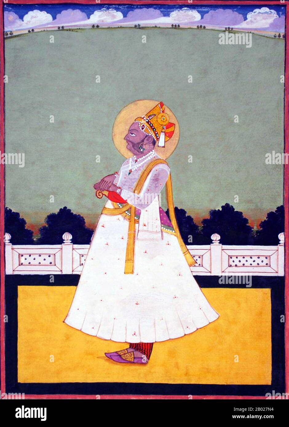 India: Gaj Singh, maharaja di Bikaner (1723-1787), Rajasthan (r. 1746-1787). Pittura ad acquerello in miniatura, c. 1850. Bikaner è una città nel nord-ovest dello stato del Rajasthan, nel nord dell'India. Si trova a 330 km (205 miglia) a nord-ovest della capitale dello stato, Jaipur. Bikaner City è la sede amministrativa del distretto di Bikaner e della divisione di Bikaner. In precedenza era la capitale dello stato principesco di Bikaner. La città è stata fondata nel 1486 e dalle sue piccole origini si è sviluppata nella quinta città più grande del Rajasthan. Foto Stock