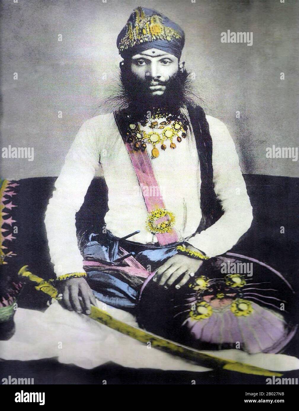 India: Maharao Raja Shri Sir Raghubir Singh Sahib Bahadur di Bundi, Rajasthan (21 settembre 1869 - 26 luglio 1927), c. 1890. Bundi è una città con 101.000 abitanti (2011) nella regione di Hadoti nello stato del Rajasthan nel nord-ovest dell'India. È di particolare interesse architettonico per le sue fortificazioni, i palazzi e i bacini dei gradini conosciuti come baoris. È la sede amministrativa del distretto di Bundi. La città di Bundi si trova a 35 km da Kota e a 210 km da Jaipur. La città si trova vicino a una stretta gola ed è circondata su tre lati da colline della catena dell'Aravalli. Foto Stock