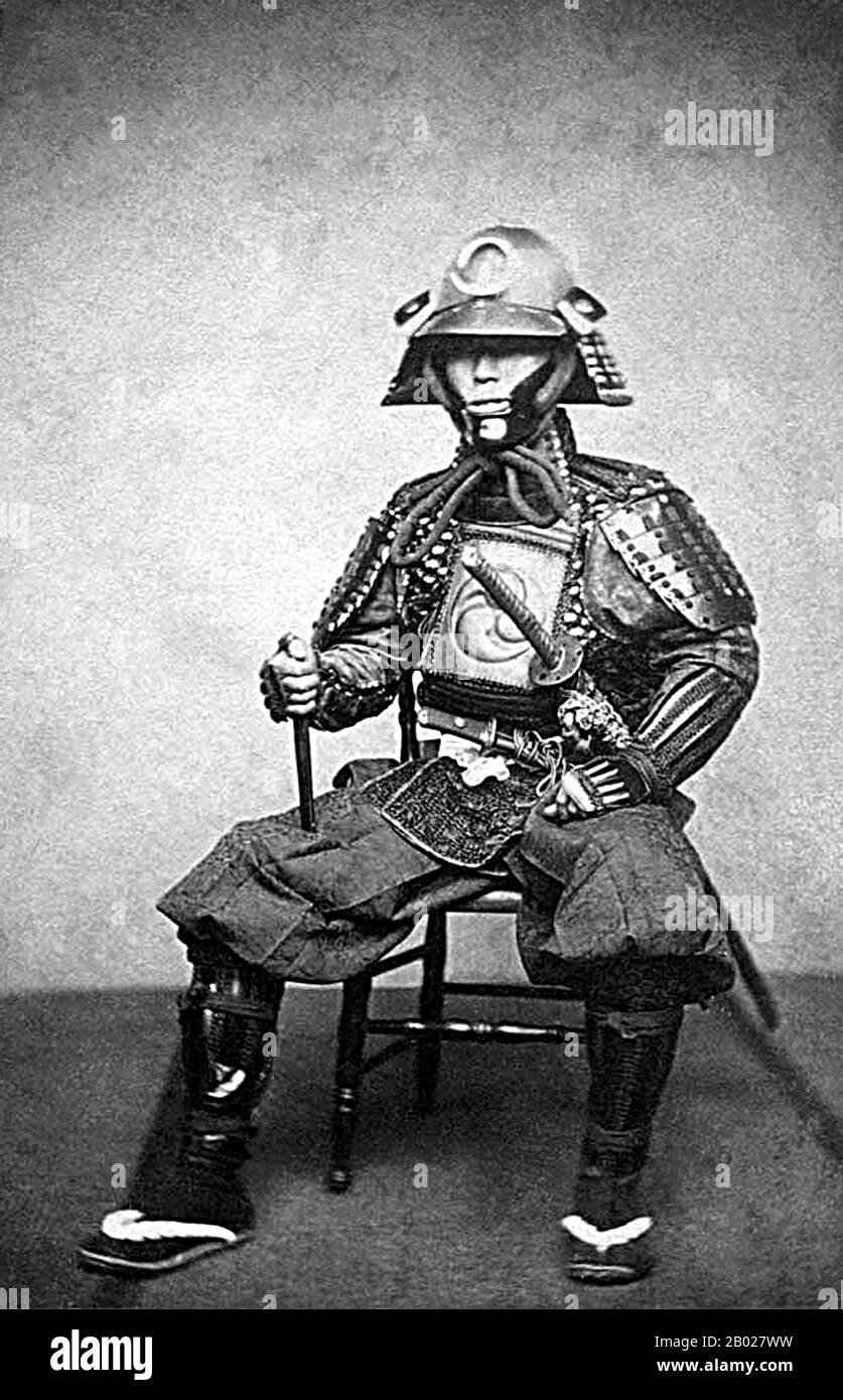 Giappone: Ritratto di un samurai in armatura del fotografo giapponese Ueno Hikoma (15 ottobre 1838 - 22 maggio 1904) c. 1860 Ueno Hikoma è stato un fotografo giapponese pioniere, nato a Nagasaki. È noto per i suoi bei ritratti, spesso di importanti figure giapponesi e straniere, e per i suoi eccellenti paesaggi, in particolare di Nagasaki e dei suoi dintorni. Ueno fu una figura importante nella fotografia giapponese del XIX secolo come fotografo di successo commerciale e artistico e come istruttore. Foto Stock