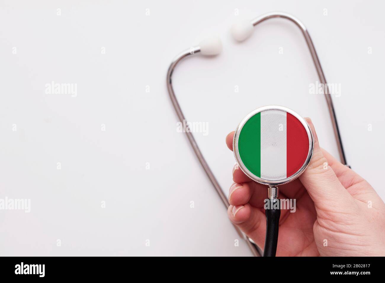 Concetto di assistenza sanitaria in Italia. Medico che detiene uno stetoscopio medico. Foto Stock