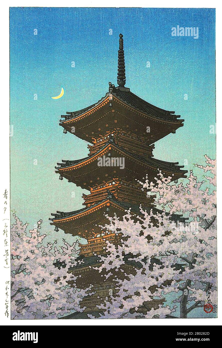 Giappone: 'Evening Glow in Spring, Toshogu Shrine, Ueno'. Ukiyo-e Woodblock print di Kawase Hasui (18 maggio 1883 - 7 novembre 1957), 1948. Hasui Kawase fu un importante pittore giapponese tra la fine del XIX e l'inizio del XX secolo, e uno dei principali stampatori del movimento Shin-hanga ("nuove stampe"). Kawase ha studiato ukiyo-e e pittura in stile giapponese presso lo studio di Kiyokata Kaburagi. Si concentrò principalmente sulla produzione di acquerelli di attori, vita quotidiana e paesaggi, molti dei quali pubblicati come illustrazioni in libri e riviste negli ultimi anni del periodo Meiji e all'inizio del periodo Taishō. Foto Stock