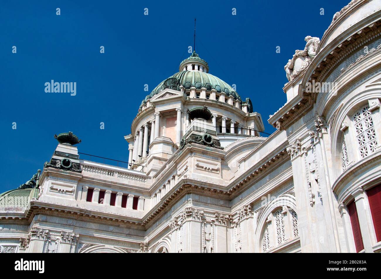 Thailandia: Ananta Samakorn Throne Hall, Bangkok. La sala del trono di Ananta Samakhom fu commissionata per la prima volta durante il regno di re Chulalongkorn o Rama V (20 settembre 1853 - 23 ottobre 1910). Fu utilizzato come quartier generale del Partito Popolare durante i quattro giorni della rivoluzione del 1932 (24-27 giugno), che trasformò il sistema politico della Thailandia da una monarchia assoluta a una costituzionale. La prima Assemblea Nazionale del popolo si riunì il 28 giugno 1932 in questa sala del trono. Dopo di che, è stato utilizzato come Parlamento fino al 1974, quando la nuova camera del Parlamento è stata aperta a nord. Foto Stock