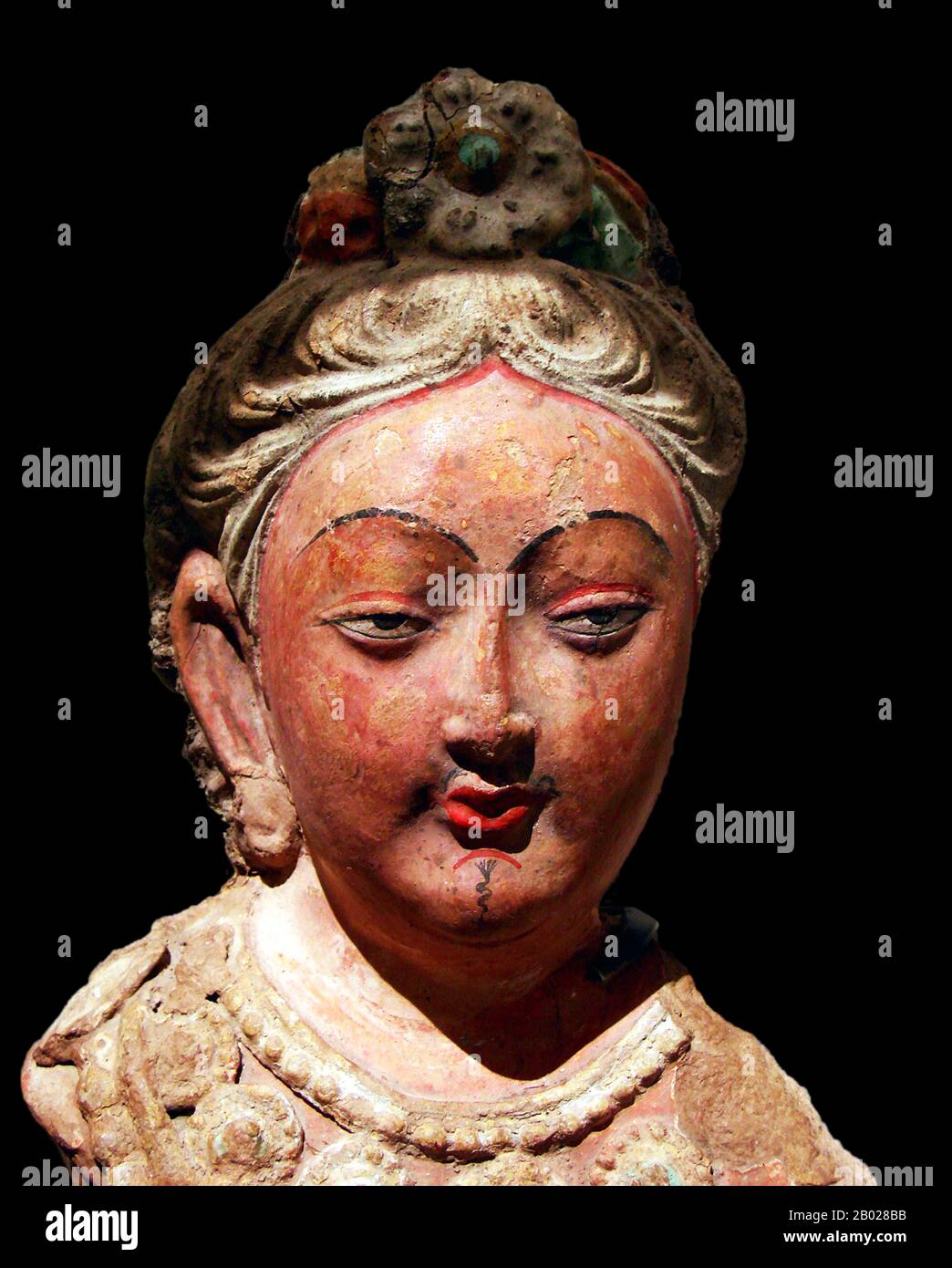 Cina: Una testa di bodhisattva, Kucha, Xinjiang, vi-VII secolo. Le grotte di Kizil (anche romanzate grotte di Qizil) sono un insieme di 236 grotte buddiste scavate nella roccia situate vicino al municipio di Kizil nella contea di Baicheng, nello Xinjiang, in Cina. Il sito si trova sulla riva settentrionale del fiume Muzat, 75 chilometri (su strada) a nord-ovest di Kucha (Kuqa). Quest'area era un centro commerciale della via della seta. Si dice che le grotte siano il primo grande complesso buddhista in Cina, con uno sviluppo che si verifica tra il III e l'VIII secolo. Foto Stock