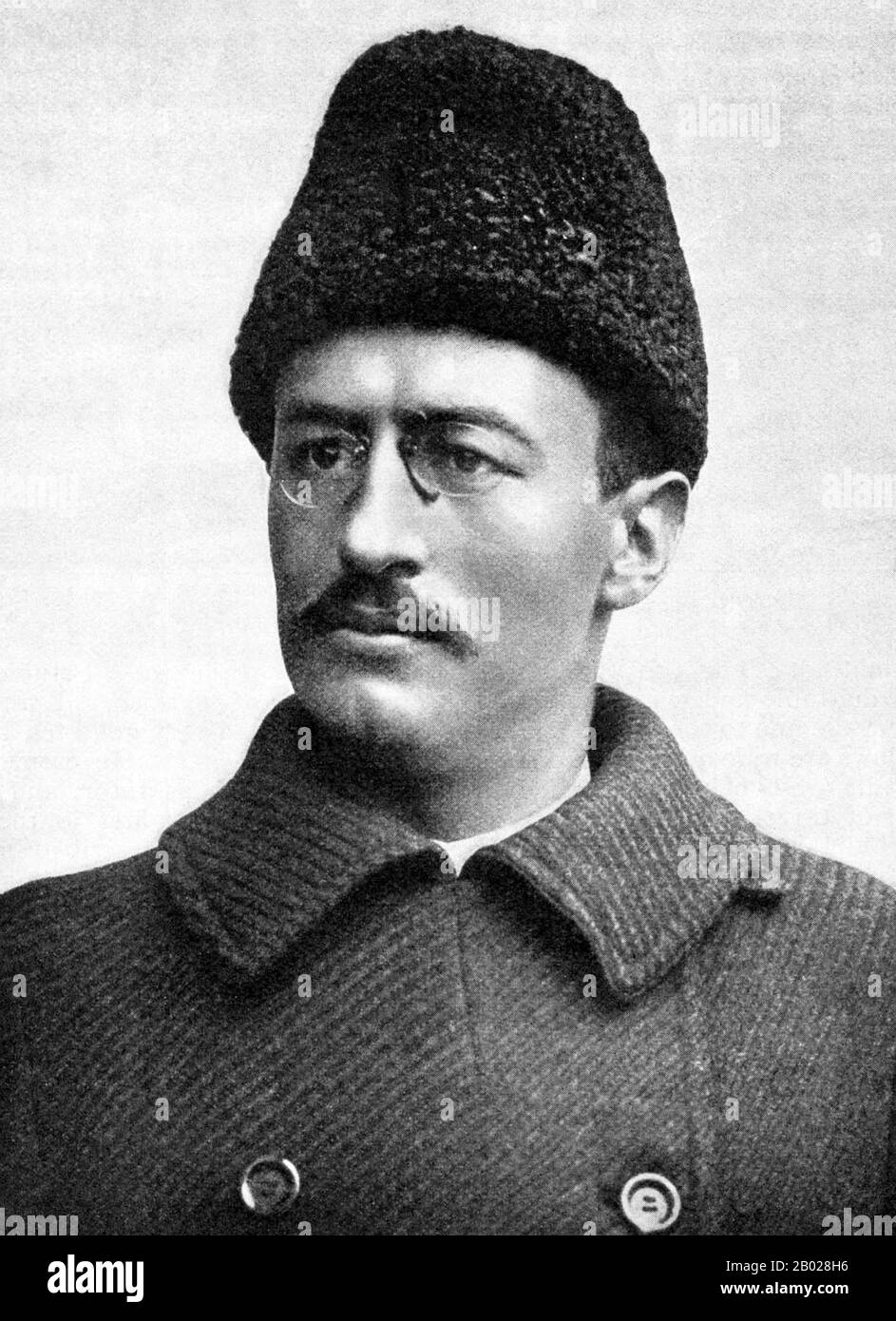 Svezia: Sven Hedin (19 febbraio 1865 - 26 novembre 1952), esploratore svedese dell'Asia centrale. Ritratto, 1897. Sven Anders Hedin è stato un geografo, topografo, esploratore, fotografo, scrittore di viaggi e illustratore svedese delle sue opere. Durante quattro spedizioni in Asia centrale, scoprì la Transhimalaya (un tempo chiamata catena Hedin in suo onore) e le sorgenti dei fiumi Brahmaputra, Indo e Sutlej, il lago Lop Nur, e i resti di città, siti di sepolture e la grande Muraglia cinese nei deserti del bacino del Tarim. Foto Stock