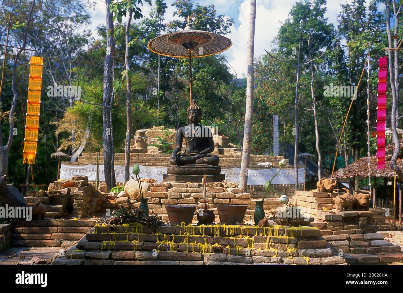 Thailandia: Le rovine di Wat Ku DIN Khao, un tempio di 800 anni del periodo Lanna nei terreni dello zoo di Chiang mai, Chiang mai, nel nord della Thailandia Chiang mai (che significa "città nuova"), talvolta scritto come "Chiengmai" o "Chiangmai", è la città più grande e culturalmente significativa nel nord della Thailandia. Re Mengrai fondò la città di Chiang mai nel 1296, e succedette a Chiang Rai come capitale del regno di Lanna. Foto Stock