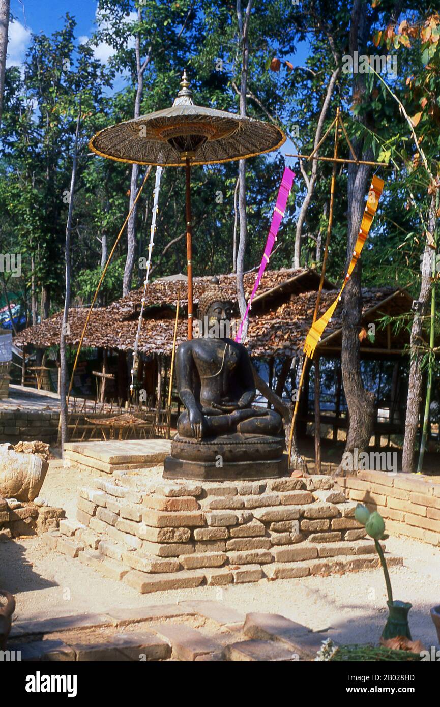 Thailandia: Le rovine di Wat Ku DIN Khao, un tempio di 800 anni del periodo Lanna nei terreni dello zoo di Chiang mai, Chiang mai, nel nord della Thailandia Chiang mai (che significa "città nuova"), talvolta scritto come "Chiengmai" o "Chiangmai", è la città più grande e culturalmente significativa nel nord della Thailandia. Re Mengrai fondò la città di Chiang mai nel 1296, e succedette a Chiang Rai come capitale del regno di Lanna. Foto Stock