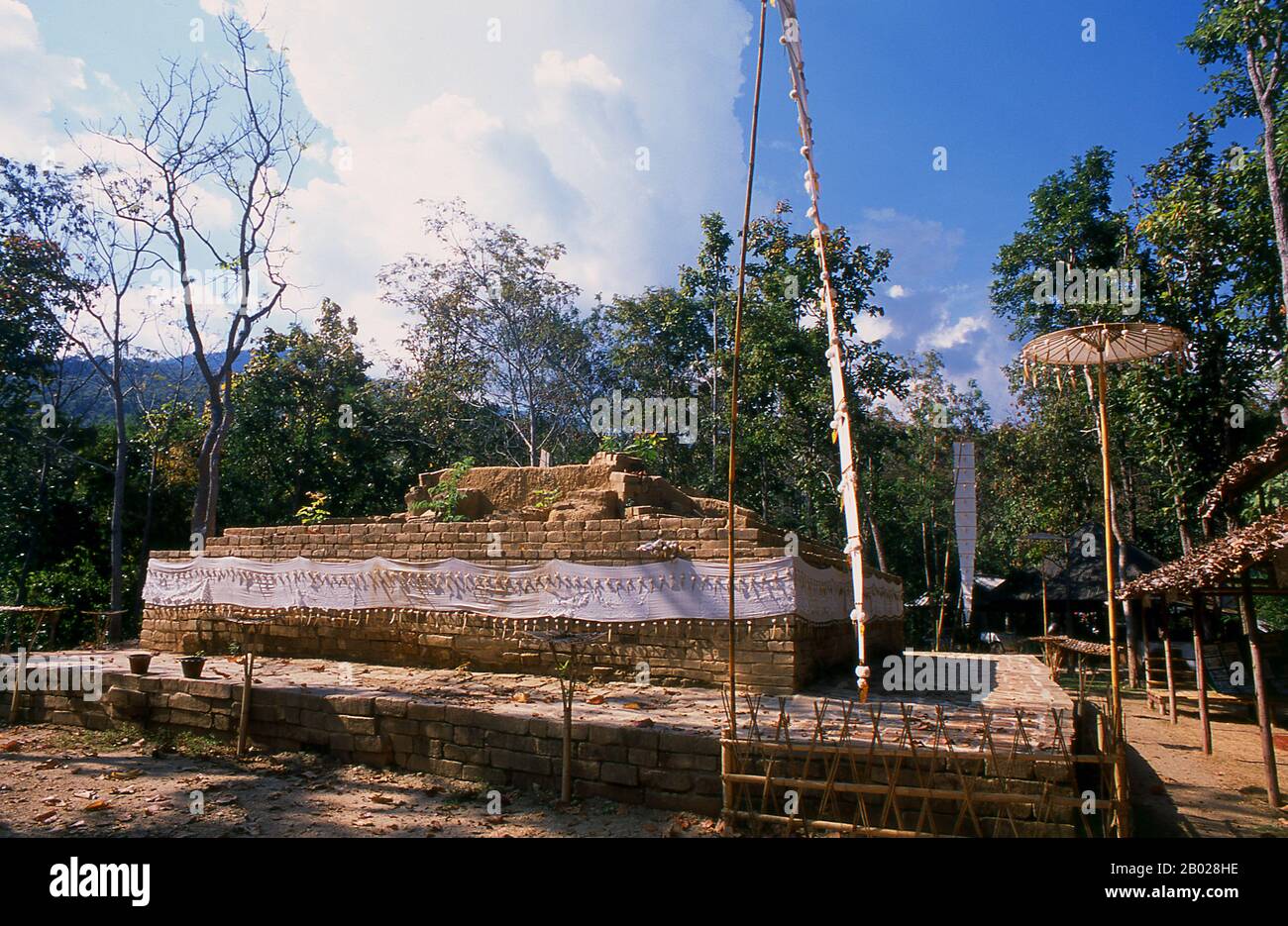 Thailandia: Le rovine di Wat Ku DIN Khao, un tempio di 800 anni del periodo Lanna nei terreni dello zoo di Chiang mai, Chiang mai, nel nord della Thailandia Chiang mai (che significa "città nuova"), talvolta scritto come "Chiengmai" o "Chiangmai", è la città più grande e culturalmente significativa nel nord della Thailandia. Re Mengrai fondò la città di Chiang mai nel 1296, e succedette a Chiang Rai come capitale del regno di Lanna. Foto Stock