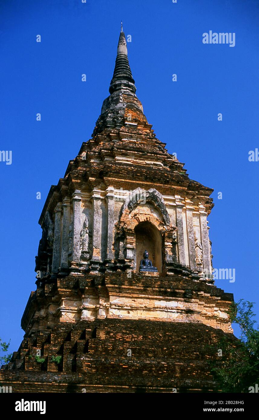 Si pensa che Wat Lok moli o ‘nodo del mondo’ sia stato fondato dal re Ku Na, il re 6th della Dinastia Mangrai (1263–1578), che governava il regno Lan Na da Chiang mai tra il 1367 e il 1388. Era probabilmente un tempio reale, dal momento che il lato settentrionale della città era un quartiere reale all'epoca; certamente il santuario godeva di una lunga e stretta associazione con i governanti del Mangrai. Secondo un avviso all'ingresso sud del tempio, il re Ku Na invitò un gruppo di dieci monaci birmani a venire a vivere a Chiang mai, fornendo loro Lok moli come residenza. L'enorme ghedi t Foto Stock