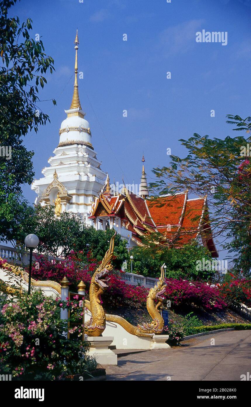 Thailandia: Wat Phrathat Doi Saket, Chiang mai, Thailandia settentrionale. Wat Phrathat Doi Saket è forse meglio conosciuto per i murales che adornano le pareti interne del viharn principale. L'artista Chaiwat Waranon dipinse questi spettacolari murales nei primi anni '1990 Re Mengrai fondò la città di Chiang mai (che significa "città nuova") nel 1296, e succedette a Chiang Rai come capitale del regno di Lanna. Il sovrano era conosciuto come Chao. La città era circondata da un fossato e da un muro difensivo, poiché la vicina Birmania era una minaccia costante. Chiang mai divenne formalmente parte del Siam nel 1774 con un accordo con Chao Kavila. Foto Stock