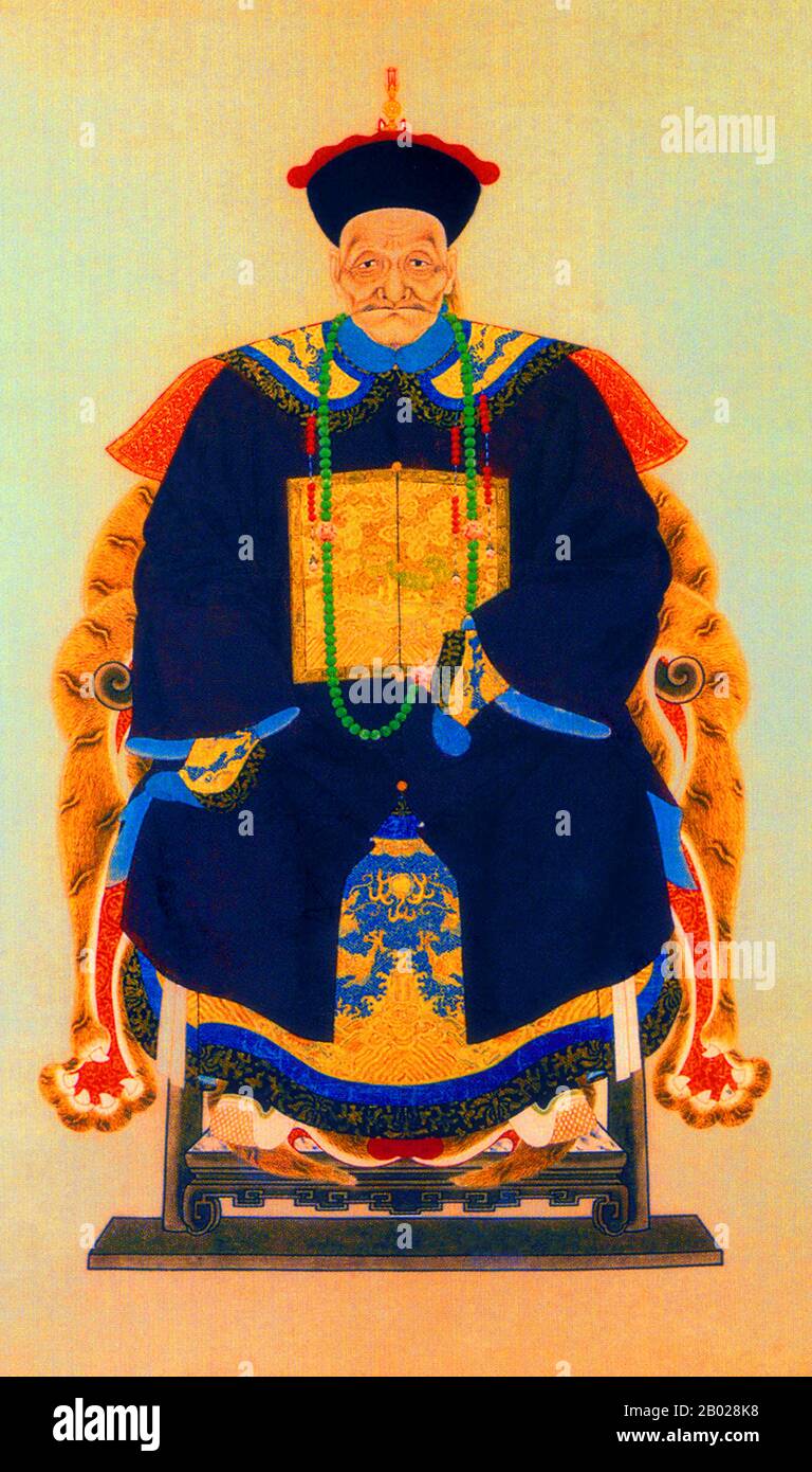 Cina: Chen Huancheng (1776-1842), comandante navale della dinastia Qing. Pittura a pergamena, XIX secolo. Chen Huacheng era nativo di Tongan, Fujian. Divenne comandante delle forze navali del Fujian nel 1830 (decimo anno del regno di Daoguang) e comandante militare provinciale di Jiangnan nel 1840. Ha fuso cannoni di bronzo, fatto polvere per armi, costruito batterie e preparato per la difesa di Wusong. Nel 1842, quando la flotta britannica venne ad attaccare, si oppose alla paura del governatore generale del Jiangnan e del Jiangxi Niu Jian nei confronti del nemico e alla ricerca della pace, sventolando la bandiera Qing e bombardando le navi britanniche. Foto Stock