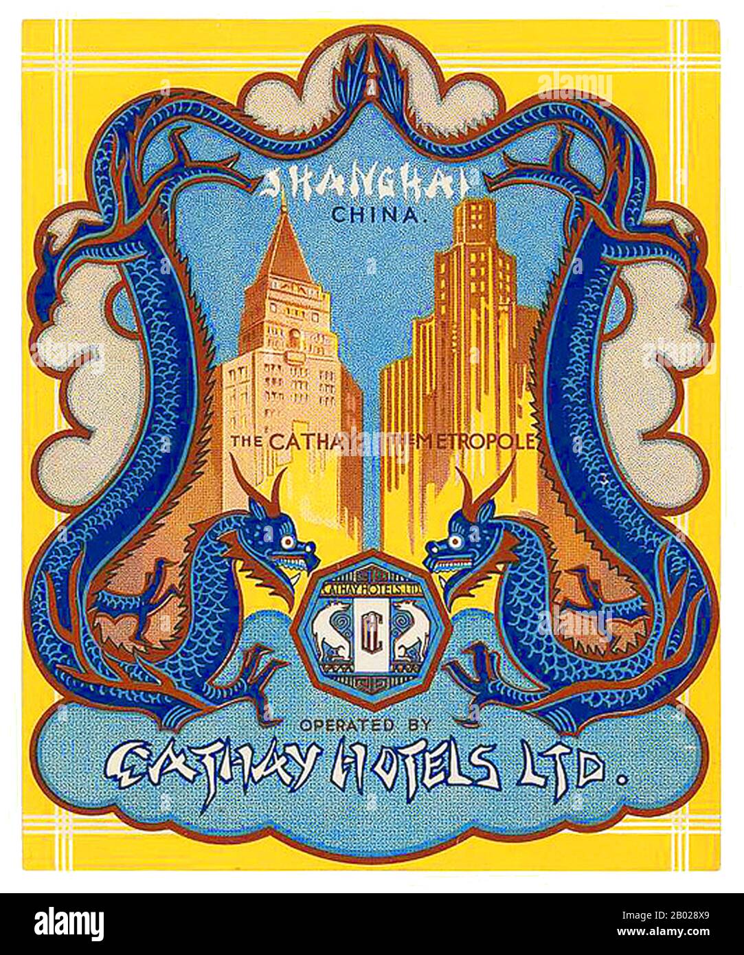 Cina: Volantino per gli hotel Cathay e Metropole di Shanghai, entrambi di proprietà di Cathay Hotels Ltd., c. 1930. Il Peace Hotel è un hotel sul Bund di Shanghai che si affaccia sul fiume Huangpu. Oggi l'hotel opera come due aziende separate. L'edificio Nord, costruito come Sassoon House, originariamente ospitava il Cathay Hotel ed è oggi il Fairmont Peace Hotel gestito da Fairmont Hotels and Resorts of Canada. Nel 1930, lo Shanghai Metropole Hotel, costruito da Mr. Saxon, presidente della Confederazione ebraica, sorvolò gli edifici in stile europeo con la sua torre barocca. Foto Stock