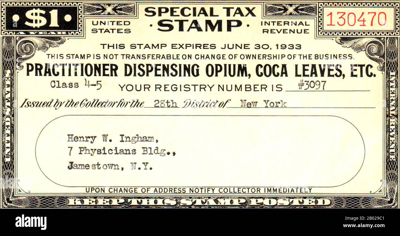 USA: Timbro fiscale speciale emesso dalla United States Internal Revenue per i medici autorizzati a dispensare oppio, New York, 1933. Papavero da oppio, Papaver somniferum, è la specie di pianta da cui vengono estratti oppio e semi di papavero. L'oppio è la fonte di molti oppiacei, tra cui morfina, tebaina, codeina, papaverina e noscapina. Il nome botanico latino significa "papavero che porta il sonno", riferendosi alle proprietà sedative di alcuni di questi oppiacei. Foto Stock