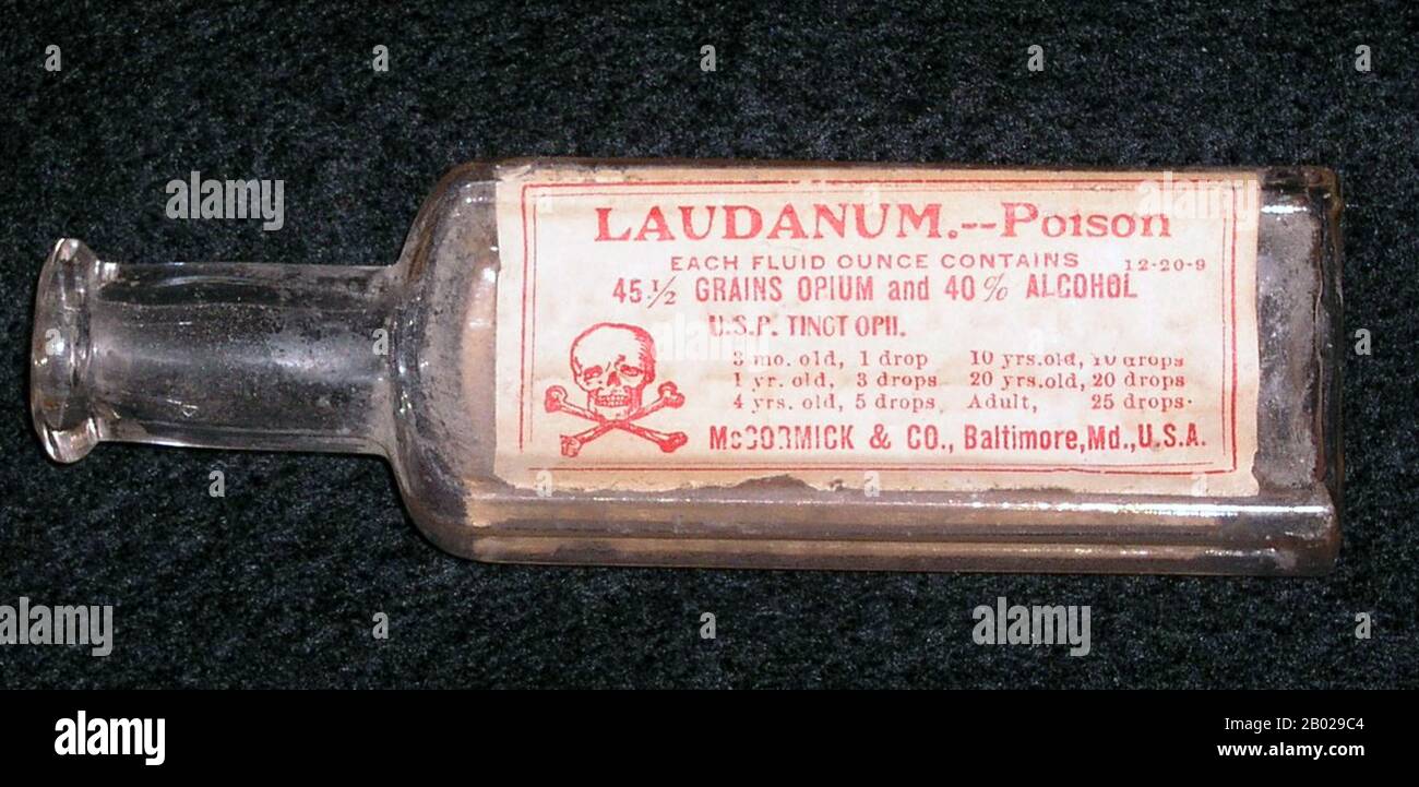 Laudanum è una tintura di oppio contenente circa il 10% in peso di oppio in polvere (equivalente all'1% di morfina). È di colore bruno-rossastro e ha un sapore estremamente amaro. Laudanum contiene quasi tutti gli alcaloidi dell'oppio, tra cui la morfina e la codeina. Un potente narcotico in virtù della sua elevata concentrazione di morfina, laudanum è stato storicamente usato per trattare una varietà di disturbi, ma il suo uso principale era come un analgesico e soppressore della tosse. Fino all'inizio del 20th secolo, il laudanum fu venduto senza prescrizione medica ed era un costituente di molti medicinali brevettuali. Oggi, laudanum è noto Foto Stock
