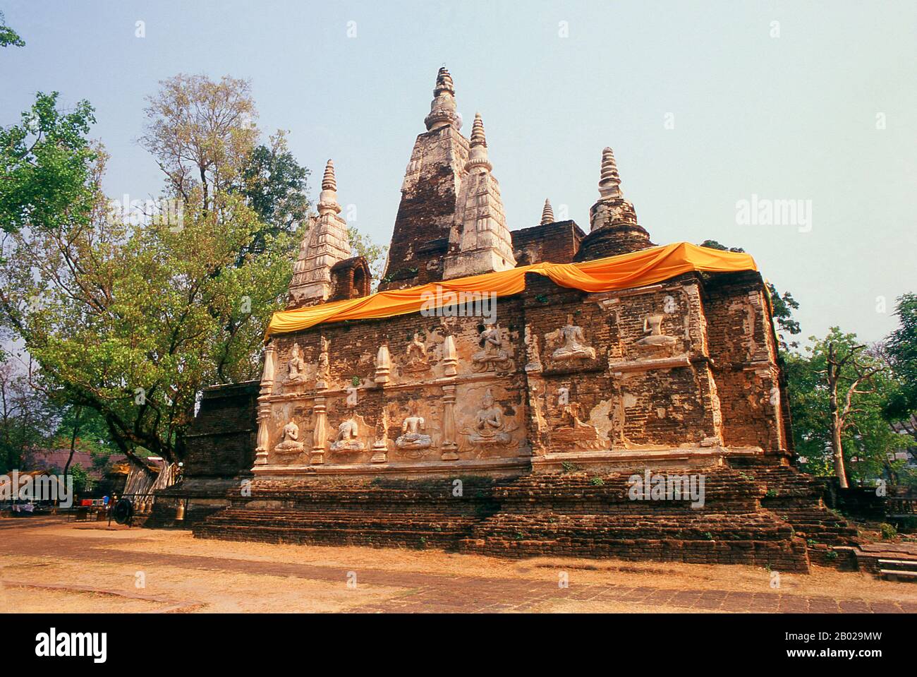 Il tempio buddista di Wat Chet Yot (Jet Yod) fu costruito nel 1455 CE dal re Tilocarat nello stile del tempio di Mahabodhi a Bodh Gaya, India. Bodh Gaya era dove Siddhartha Gautama, il Buddha, ha raggiunto l'illuminazione. Chiang mai, a volte scritto come 'Chiengmai' o 'Chiangmai', è la città più grande e culturalmente significativa nel nord della Thailandia, ed è la capitale della provincia di Chiang mai. Si trova a 700 km a nord di Bangkok, tra le montagne più alte del paese. La città si trova sul fiume Ping, un importante affluente del fiume Chao Phraya. Re Mengrai fondò la cit Foto Stock