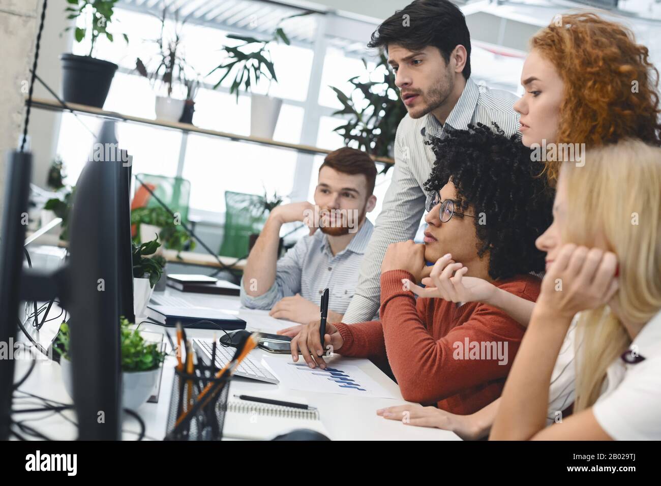 Team internazionale concentrato di discussione sul lavoro, alla ricerca di una soluzione creativa Foto Stock