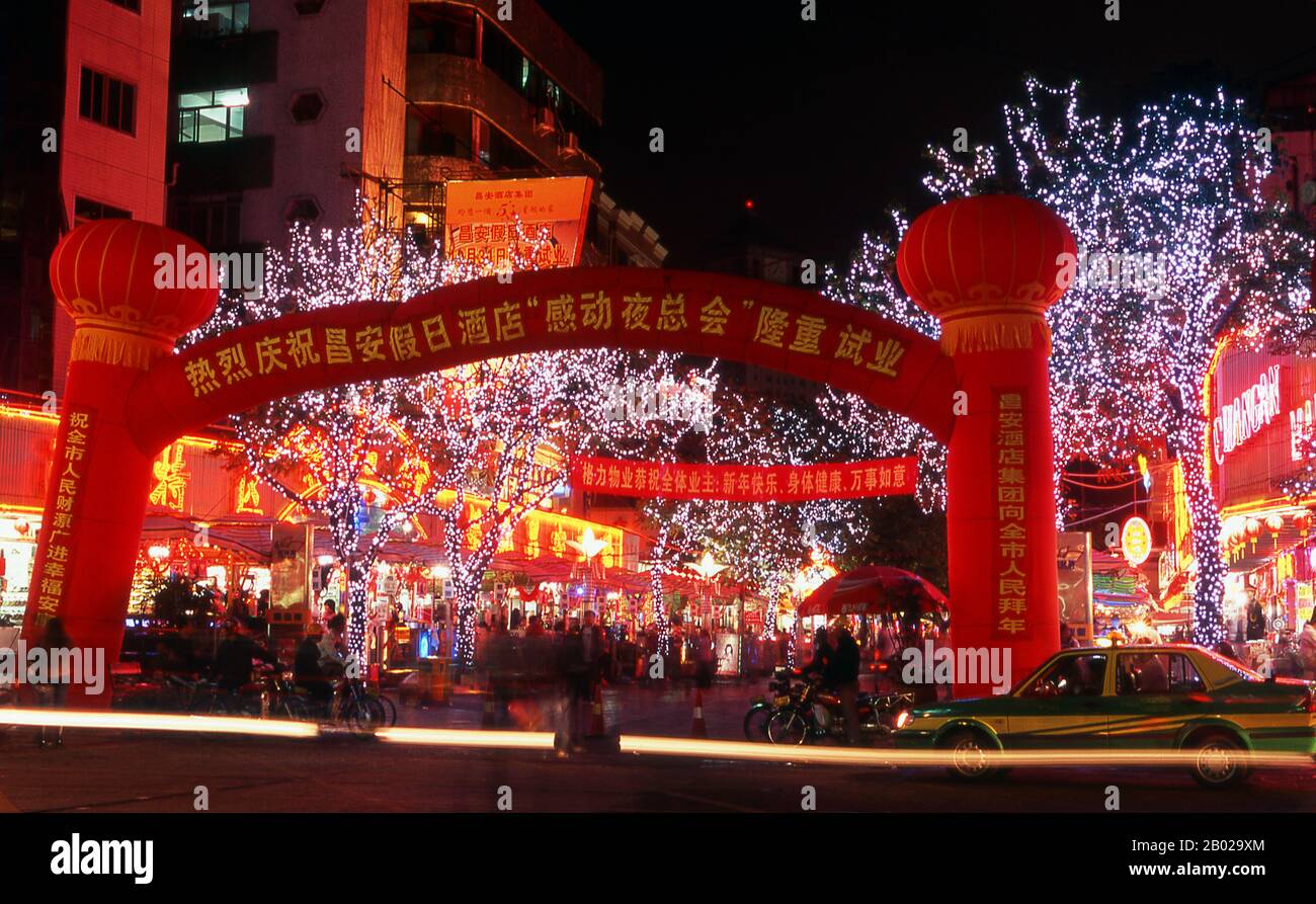 Il Capodanno Cinese è un'importante festa tradizionale Cinese. In Cina, è anche conosciuto come il Festival di Primavera, la traduzione letterale del nome cinese moderno. Le celebrazioni del Capodanno cinese sono tradizionalmente organizzate dalla vigilia di Capodanno cinese, l'ultimo giorno dell'ultimo mese del calendario cinese, al Lantern Festival il 15th giorno del primo mese, rendendo il festival il più lungo nel calendario cinese. Dato che il calendario cinese è lunisolar, il Capodanno cinese è spesso chiamato "anno nuovo lunare". Foto Stock
