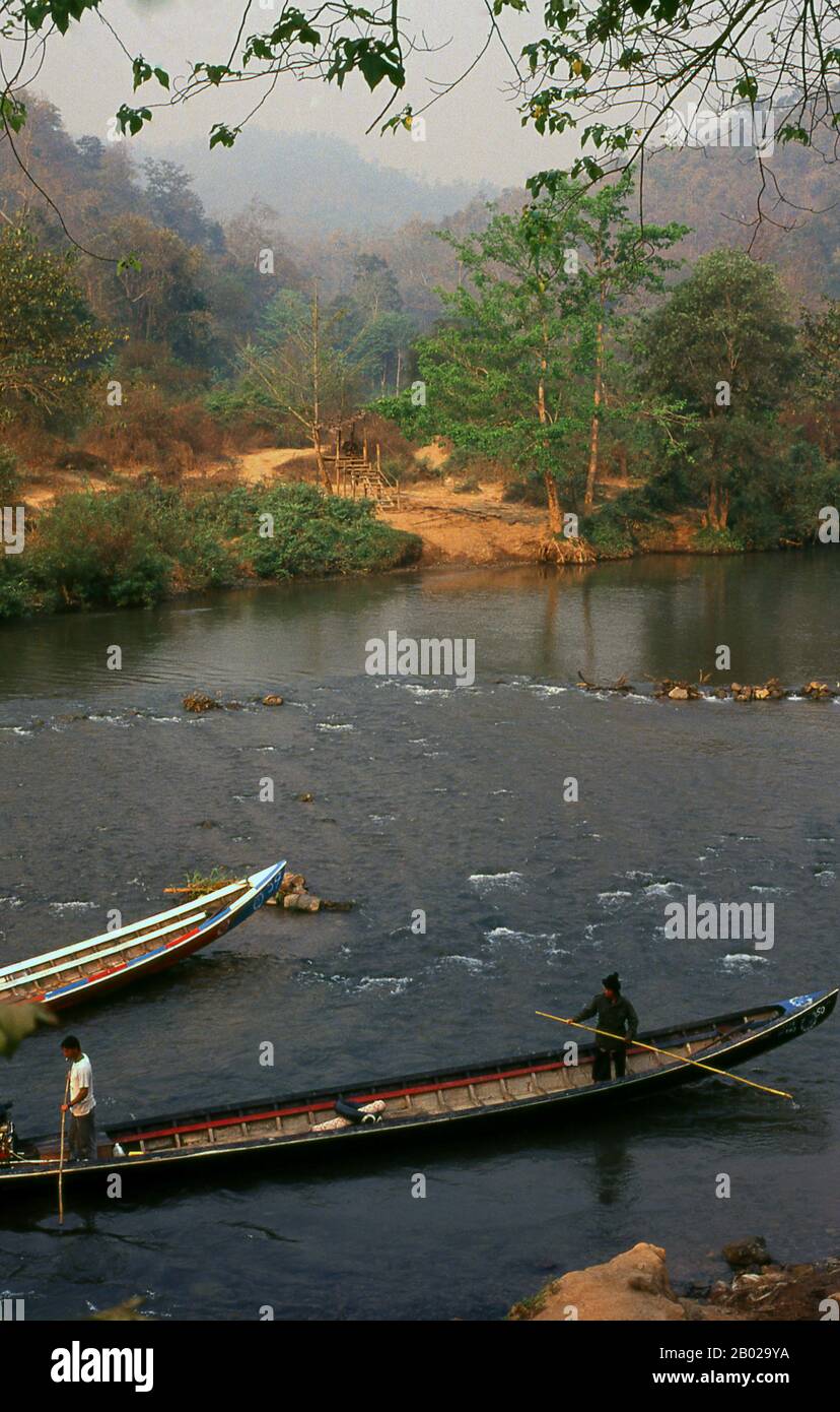 Una volta una delle province più remote della Thailandia, Mae Hong Son è ora facilmente accessibile in aereo da Chiang mai, così come da un meraviglioso giro in auto attraverso Mae Sariang e ritorno via Pai e Soppong – o viceversa. Isolato singolarmente, Mae Hong Son non è ancora molto sviluppato. I cittadini possono essere cittadini thailandesi, ma la maggior parte sono Shan, Karen, Yunnanese cinese o Hill Tribù. I templi sono in stile birmano e il ritmo della vita incredibilmente tranquillo. Foto Stock