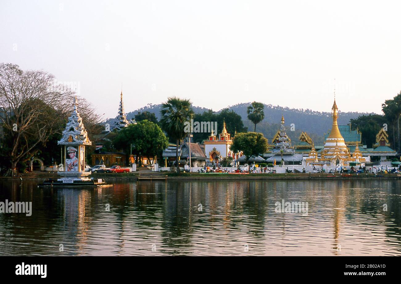 Fondata nel 1827 da Phaya Singhanataraj, il governatore Shan di Mae Hong Son, Wat Chong Kham contiene un'immagine di Buddha di 5 metri conosciuta come Luang Pho To. Wat Chong Klang, costruito nel 1860s, è un tempio birmano Shan che si affaccia sul Lago Chong Kham. Il tempio contiene quasi 200 dipinti di vetro che illustrano episodi individuali nei racconti buddisti di jataka (storie della vita dei vari Buddha). Una volta una delle province più remote della Thailandia, Mae Hong Son è ora facilmente accessibile in aereo da Chiang mai, così come da un meraviglioso giro in auto attraverso Mae Sariang e ritorno via Pai e Soppong – o viceversa. Foto Stock