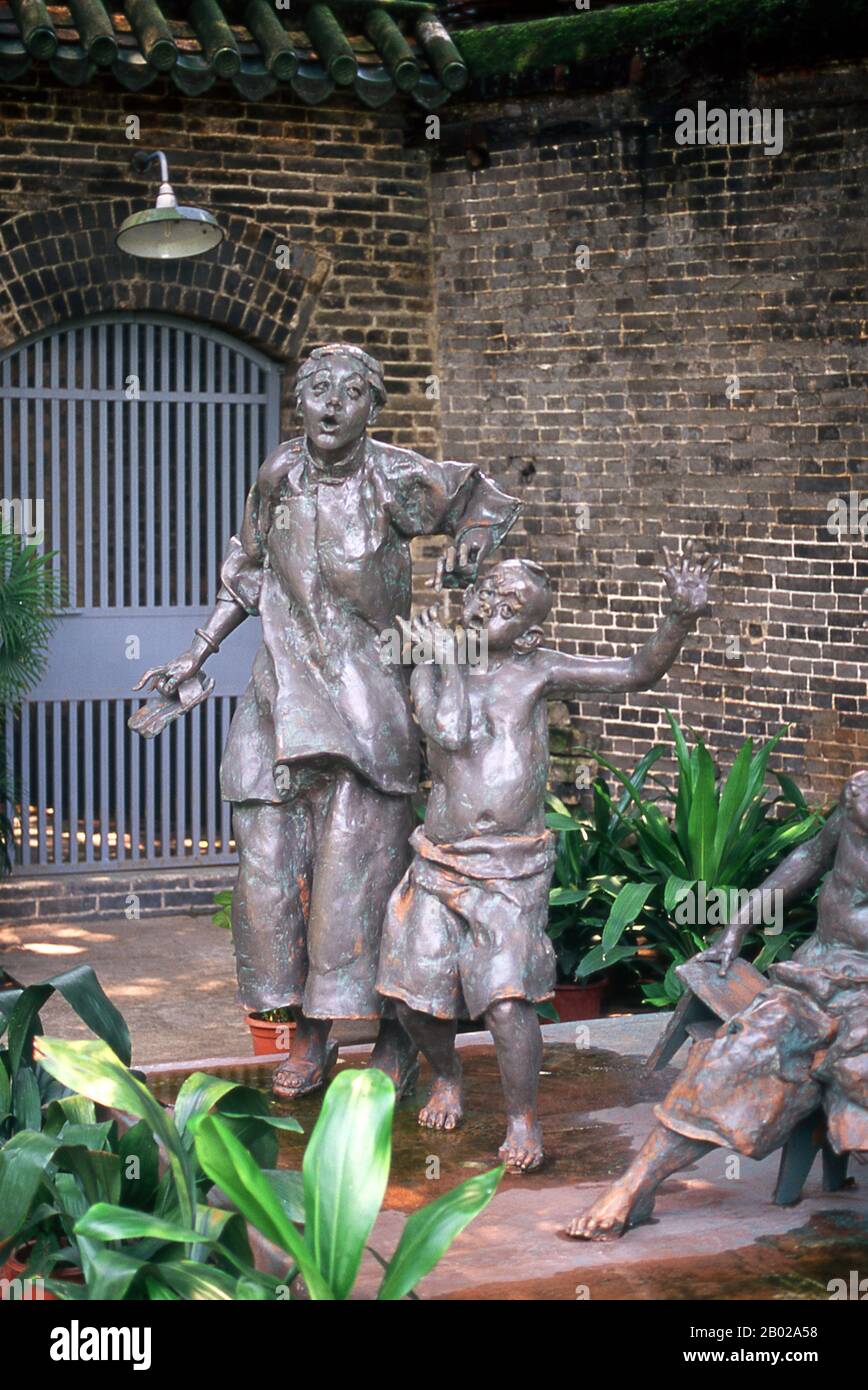 Cina: Scultura da un romanzo di Lu Xun (25 settembre 1881 - 19 ottobre 1936), Tempio della famiglia Chen (Chenjia si), Guangzhou, provincia del Guangdong. Lu Xun (o Lu Hsun), era lo pseudonimo di Zhou Shuren (Chou Shu-jen), uno dei maggiori scrittori cinesi del XX secolo. Considerato da molti il fondatore della letteratura cinese moderna, scrisse sia in baihua (il vernacolo) che in cinese classico. Lu Xun è stato uno scrittore di racconti, editore, traduttore, critico, saggista e poeta. Negli anni '1930 divenne il capo titolare della Lega cinese degli scrittori dell'ala sinistra a Shanghai. Foto Stock