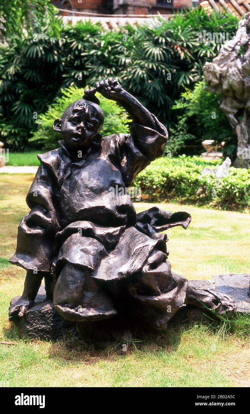 Cina: Scultura da un romanzo di Lu Xun (25 settembre 1881 - 19 ottobre 1936), Tempio della famiglia Chen (Chenjia si), Guangzhou, provincia del Guangdong. Lu Xun (o Lu Hsun), era lo pseudonimo di Zhou Shuren (Chou Shu-jen), uno dei maggiori scrittori cinesi del XX secolo. Considerato da molti il fondatore della letteratura cinese moderna, scrisse sia in baihua (il vernacolo) che in cinese classico. Lu Xun è stato uno scrittore di racconti, editore, traduttore, critico, saggista e poeta. Negli anni '1930 divenne il capo titolare della Lega cinese degli scrittori dell'ala sinistra a Shanghai. Foto Stock