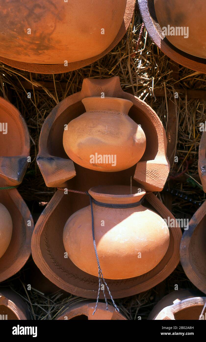 Cambogia: Vasi di terra tradizionali in una fabbrica di ceramica vicino a Kompong Chhnang. Kompong Chhnang (Porto della ceramica) è un importante porto fluviale sul fiume Tonle SAP, 60 km (38 miglia) a nord di Udong. L'economia della zona è dominata dalla produzione di riso e molti locali vivono in villaggi di pescatori galleggianti durante la stagione dei monsoni in acqua alta. I resti archeologici trovati nella provincia di Kompong Chhnang sono stati collegati al regno (pre-Khmer) Dvaravati, risalente al vi-XIII secolo. Foto Stock