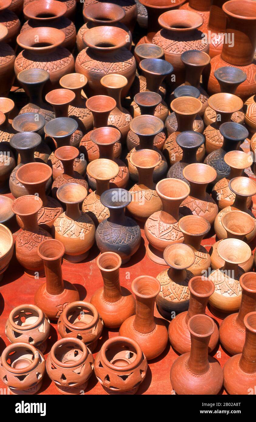Cambogia: Vasi di terra tradizionali in una fabbrica di ceramica vicino a Kompong Chhnang. Kompong Chhnang (Porto della ceramica) è un importante porto fluviale sul fiume Tonle SAP, 60 km (38 miglia) a nord di Udong. L'economia della zona è dominata dalla produzione di riso e molti locali vivono in villaggi di pescatori galleggianti durante la stagione dei monsoni in acqua alta. I resti archeologici trovati nella provincia di Kompong Chhnang sono stati collegati al regno (pre-Khmer) Dvaravati, risalente al vi-XIII secolo. Foto Stock