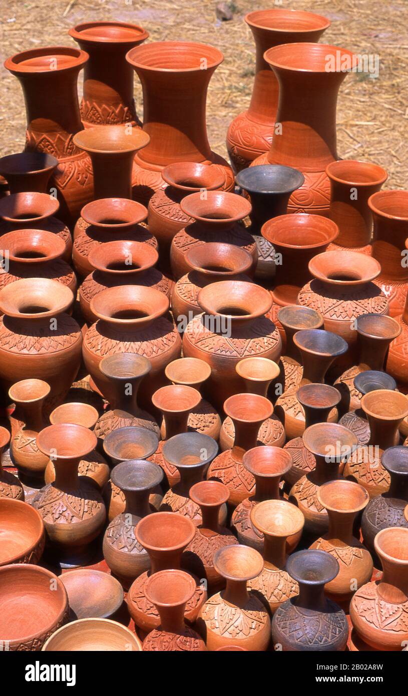 Cambogia: Vasi di terra tradizionali in una fabbrica di ceramica vicino a Kompong Chhnang. Kompong Chhnang (Porto della ceramica) è un importante porto fluviale sul fiume Tonle SAP, 60 km (38 miglia) a nord di Udong. L'economia della zona è dominata dalla produzione di riso e molti locali vivono in villaggi di pescatori galleggianti durante la stagione dei monsoni in acqua alta. I resti archeologici trovati nella provincia di Kompong Chhnang sono stati collegati al regno (pre-Khmer) Dvaravati, risalente al vi-XIII secolo. Foto Stock