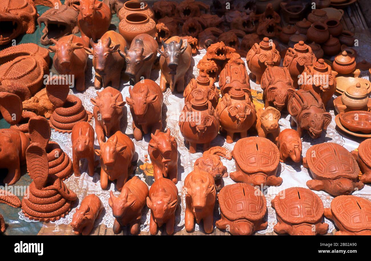 Cambogia: Vasi di terra tradizionali in una fabbrica di ceramica vicino a Kompong Chhnang. Kompong Chhnang (Porto della ceramica) è un importante porto fluviale sul fiume Tonle SAP, 60 km (38 miglia) a nord di Udong. L'economia della zona è dominata dalla produzione di riso e molti locali vivono in villaggi di pescatori galleggianti durante la stagione dei monsoni in acqua alta. I resti archeologici trovati nella provincia di Kompong Chhnang sono stati collegati al regno (pre-Khmer) Dvaravati, risalente al vi-XIII secolo. Foto Stock