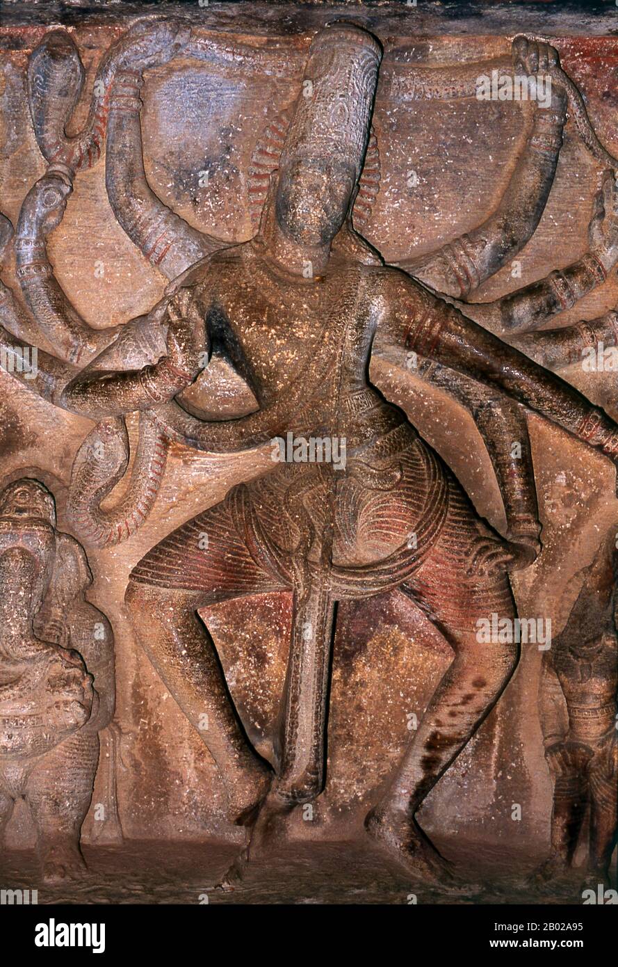 Nataraja o Nataraj ('il Signore - o Re - di Danza'; Tamil: Kooththan) è una rappresentazione del dio indù Shiva come il danzatore cosmico Koothan che esegue la sua danza divina per distruggere un universo stancante e fare i preparativi per dio Brahma per iniziare il processo di creazione. Il tempio della grotta Ravana Phadi è uno dei più antichi templi scavati nella roccia a Aihole e risale al 6th secolo d.C. È dedicato al dio Hindu Shiva. La grotta contiene uno Shivalinga nella stanza interna o sanctum sanctorum. Il sanctum ha un vestibolo con una tripla entrata e ha colonne scolpite. Le pareti e i lati del tempio Foto Stock